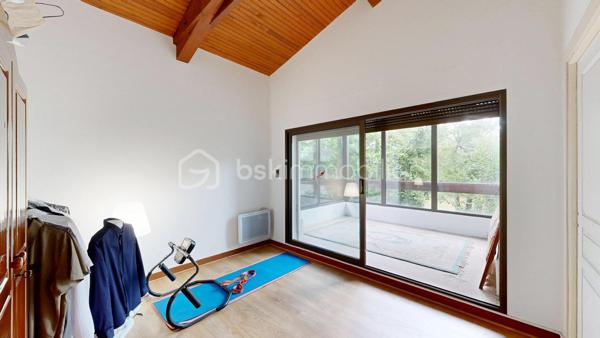 [CONFIDENTIEL] L’Échappée Verte – Villa d’Architecte & Nature Envoûtante aux Portes de Toulouse

À seulement 20 minutes de l’effervescence toulousaine, au cœur d’un secteur ultra-préservé et confidentiel de Labarthe-sur-Lèze, découvrez un refuge contemporain unique où le luxe se conjugue avec espace, lumière et sérénité absolue.
Ici, rien d'ostentatoire, mais le vrai privilège de l’espace : une superbe propriété contemporaine de 220 m², pensée sur des demi-niveaux fluides qui dictent un art de vivre résolument moderne et convivial.
L’Espace de Vie : Volume, Lumière & Convivialité
Dès l’entrée, le ton est donné. Les volumes s’articulent avec élégance et s'ouvrent sur l'extérieur :
Un vaste séjour et une salle à manger baignés de lumière, parfaits pour recevoir ou se retrouver en famille.
Une cuisine dînatoire haut de gamme, prolongée par une grande buanderie ultra-fonctionnelle.
Côté nuit en rez-de-chaussée : Une suite parentale pensée comme une chambre d'hôtel de charme, avec sa salle de bain design, son dressing et surtout, sa terrasse privative pour un accès direct au jardin dès le réveil.
L’Étage : L'Esprit "Arty" et Familial
Un bel escalier mène à une grande mezzanine lumineuse, espace idéal pour un bureau d'artiste, une bibliothèque ou un salon de lecture. Elle dessert :
3 belles chambres spacieuses, dont 2 bénéficient de leur propre terrasse suspendue privative.
Une seconde salle de bain indépendante avec WC.
Le Jardin secret : Un Parc de 5000 m2 en Communion avec la Nature
Le véritable coup de cœur opère à l'extérieur. La villa est implantée au beau milieu d'un parc paysager d'exception, véritable paradis vert bordé par une charmante petite rivière :
Environ 2000 m² de pelouse impeccable, agrémentée de massifs soignés, d'une bambouseraie poétique et d'une magnifique partie boisée. Un terrain de jeu idéal pour les enfants et un havre de biodiversité.
Une immense terrasse entoure la villa pour vivre dehors aux beaux jours.
Une grande piscine avec couverture rétractable, pour moins d'entretien.
Les Prestations "Grand Confort"
Un sous-sol total de 100 m² comprenant un grand garage, un atelier pour les passionnés de création ou de bricolage, et une vraie cave pour les amateurs de grands crus.
État irréprochable : Aucun travail à prévoir, vous n'avez plus qu'à poser vos valises.
Le luxe de l'emplacement : Un calme absolu, le murmure de l'eau, et pourtant... le centre du village et ses commerces de proximité sont accessibles en 5 minutes à pied. Une vraie vie de village à pied, sans compromis.
Une propriété rare, de construction traditionnelle avec ourdis et sous-sol tout béton, idéale pour des citadins en quête de déconnexion, de nature et de volumes, sans s'éloigner de Toulouse.
Contactez-moi, Benoît Roux, au 06 23 79 41 17