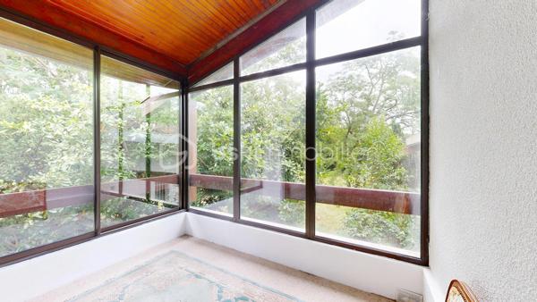 [CONFIDENTIEL] L’Échappée Verte – Villa d’Architecte & Nature Envoûtante aux Portes de Toulouse

À seulement 20 minutes de l’effervescence toulousaine, au cœur d’un secteur ultra-préservé et confidentiel de Labarthe-sur-Lèze, découvrez un refuge contemporain unique où le luxe se conjugue avec espace, lumière et sérénité absolue.
Ici, rien d'ostentatoire, mais le vrai privilège de l’espace : une superbe propriété contemporaine de 220 m², pensée sur des demi-niveaux fluides qui dictent un art de vivre résolument moderne et convivial.
L’Espace de Vie : Volume, Lumière & Convivialité
Dès l’entrée, le ton est donné. Les volumes s’articulent avec élégance et s'ouvrent sur l'extérieur :
Un vaste séjour et une salle à manger baignés de lumière, parfaits pour recevoir ou se retrouver en famille.
Une cuisine dînatoire haut de gamme, prolongée par une grande buanderie ultra-fonctionnelle.
Côté nuit en rez-de-chaussée : Une suite parentale pensée comme une chambre d'hôtel de charme, avec sa salle de bain design, son dressing et surtout, sa terrasse privative pour un accès direct au jardin dès le réveil.
L’Étage : L'Esprit "Arty" et Familial
Un bel escalier mène à une grande mezzanine lumineuse, espace idéal pour un bureau d'artiste, une bibliothèque ou un salon de lecture. Elle dessert :
3 belles chambres spacieuses, dont 2 bénéficient de leur propre terrasse suspendue privative.
Une seconde salle de bain indépendante avec WC.
Le Jardin secret : Un Parc de 5000 m2 en Communion avec la Nature
Le véritable coup de cœur opère à l'extérieur. La villa est implantée au beau milieu d'un parc paysager d'exception, véritable paradis vert bordé par une charmante petite rivière :
Environ 2000 m² de pelouse impeccable, agrémentée de massifs soignés, d'une bambouseraie poétique et d'une magnifique partie boisée. Un terrain de jeu idéal pour les enfants et un havre de biodiversité.
Une immense terrasse entoure la villa pour vivre dehors aux beaux jours.
Une grande piscine avec couverture rétractable, pour moins d'entretien.
Les Prestations "Grand Confort"
Un sous-sol total de 100 m² comprenant un grand garage, un atelier pour les passionnés de création ou de bricolage, et une vraie cave pour les amateurs de grands crus.
État irréprochable : Aucun travail à prévoir, vous n'avez plus qu'à poser vos valises.
Le luxe de l'emplacement : Un calme absolu, le murmure de l'eau, et pourtant... le centre du village et ses commerces de proximité sont accessibles en 5 minutes à pied. Une vraie vie de village à pied, sans compromis.
Une propriété rare, de construction traditionnelle avec ourdis et sous-sol tout béton, idéale pour des citadins en quête de déconnexion, de nature et de volumes, sans s'éloigner de Toulouse.
Contactez-moi, Benoît Roux, au 06 23 79 41 17