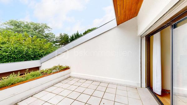[CONFIDENTIEL] L’Échappée Verte – Villa d’Architecte & Nature Envoûtante aux Portes de Toulouse

À seulement 20 minutes de l’effervescence toulousaine, au cœur d’un secteur ultra-préservé et confidentiel de Labarthe-sur-Lèze, découvrez un refuge contemporain unique où le luxe se conjugue avec espace, lumière et sérénité absolue.
Ici, rien d'ostentatoire, mais le vrai privilège de l’espace : une superbe propriété contemporaine de 220 m², pensée sur des demi-niveaux fluides qui dictent un art de vivre résolument moderne et convivial.
L’Espace de Vie : Volume, Lumière & Convivialité
Dès l’entrée, le ton est donné. Les volumes s’articulent avec élégance et s'ouvrent sur l'extérieur :
Un vaste séjour et une salle à manger baignés de lumière, parfaits pour recevoir ou se retrouver en famille.
Une cuisine dînatoire haut de gamme, prolongée par une grande buanderie ultra-fonctionnelle.
Côté nuit en rez-de-chaussée : Une suite parentale pensée comme une chambre d'hôtel de charme, avec sa salle de bain design, son dressing et surtout, sa terrasse privative pour un accès direct au jardin dès le réveil.
L’Étage : L'Esprit "Arty" et Familial
Un bel escalier mène à une grande mezzanine lumineuse, espace idéal pour un bureau d'artiste, une bibliothèque ou un salon de lecture. Elle dessert :
3 belles chambres spacieuses, dont 2 bénéficient de leur propre terrasse suspendue privative.
Une seconde salle de bain indépendante avec WC.
Le Jardin secret : Un Parc de 5000 m2 en Communion avec la Nature
Le véritable coup de cœur opère à l'extérieur. La villa est implantée au beau milieu d'un parc paysager d'exception, véritable paradis vert bordé par une charmante petite rivière :
Environ 2000 m² de pelouse impeccable, agrémentée de massifs soignés, d'une bambouseraie poétique et d'une magnifique partie boisée. Un terrain de jeu idéal pour les enfants et un havre de biodiversité.
Une immense terrasse entoure la villa pour vivre dehors aux beaux jours.
Une grande piscine avec couverture rétractable, pour moins d'entretien.
Les Prestations "Grand Confort"
Un sous-sol total de 100 m² comprenant un grand garage, un atelier pour les passionnés de création ou de bricolage, et une vraie cave pour les amateurs de grands crus.
État irréprochable : Aucun travail à prévoir, vous n'avez plus qu'à poser vos valises.
Le luxe de l'emplacement : Un calme absolu, le murmure de l'eau, et pourtant... le centre du village et ses commerces de proximité sont accessibles en 5 minutes à pied. Une vraie vie de village à pied, sans compromis.
Une propriété rare, de construction traditionnelle avec ourdis et sous-sol tout béton, idéale pour des citadins en quête de déconnexion, de nature et de volumes, sans s'éloigner de Toulouse.
Contactez-moi, Benoît Roux, au 06 23 79 41 17