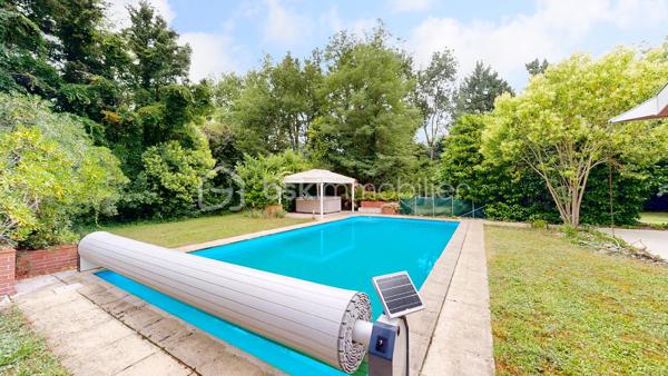 [CONFIDENTIEL] L’Échappée Verte – Villa d’Architecte & Nature Envoûtante aux Portes de Toulouse

À seulement 20 minutes de l’effervescence toulousaine, au cœur d’un secteur ultra-préservé et confidentiel de Labarthe-sur-Lèze, découvrez un refuge contemporain unique où le luxe se conjugue avec espace, lumière et sérénité absolue.
Ici, rien d'ostentatoire, mais le vrai privilège de l’espace : une superbe propriété contemporaine de 220 m², pensée sur des demi-niveaux fluides qui dictent un art de vivre résolument moderne et convivial.
L’Espace de Vie : Volume, Lumière & Convivialité
Dès l’entrée, le ton est donné. Les volumes s’articulent avec élégance et s'ouvrent sur l'extérieur :
Un vaste séjour et une salle à manger baignés de lumière, parfaits pour recevoir ou se retrouver en famille.
Une cuisine dînatoire haut de gamme, prolongée par une grande buanderie ultra-fonctionnelle.
Côté nuit en rez-de-chaussée : Une suite parentale pensée comme une chambre d'hôtel de charme, avec sa salle de bain design, son dressing et surtout, sa terrasse privative pour un accès direct au jardin dès le réveil.
L’Étage : L'Esprit "Arty" et Familial
Un bel escalier mène à une grande mezzanine lumineuse, espace idéal pour un bureau d'artiste, une bibliothèque ou un salon de lecture. Elle dessert :
3 belles chambres spacieuses, dont 2 bénéficient de leur propre terrasse suspendue privative.
Une seconde salle de bain indépendante avec WC.
Le Jardin secret : Un Parc de 5000 m2 en Communion avec la Nature
Le véritable coup de cœur opère à l'extérieur. La villa est implantée au beau milieu d'un parc paysager d'exception, véritable paradis vert bordé par une charmante petite rivière :
Environ 2000 m² de pelouse impeccable, agrémentée de massifs soignés, d'une bambouseraie poétique et d'une magnifique partie boisée. Un terrain de jeu idéal pour les enfants et un havre de biodiversité.
Une immense terrasse entoure la villa pour vivre dehors aux beaux jours.
Une grande piscine avec couverture rétractable, pour moins d'entretien.
Les Prestations "Grand Confort"
Un sous-sol total de 100 m² comprenant un grand garage, un atelier pour les passionnés de création ou de bricolage, et une vraie cave pour les amateurs de grands crus.
État irréprochable : Aucun travail à prévoir, vous n'avez plus qu'à poser vos valises.
Le luxe de l'emplacement : Un calme absolu, le murmure de l'eau, et pourtant... le centre du village et ses commerces de proximité sont accessibles en 5 minutes à pied. Une vraie vie de village à pied, sans compromis.
Une propriété rare, de construction traditionnelle avec ourdis et sous-sol tout béton, idéale pour des citadins en quête de déconnexion, de nature et de volumes, sans s'éloigner de Toulouse.
Contactez-moi, Benoît Roux, au 06 23 79 41 17