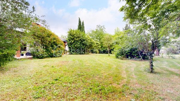 [CONFIDENTIEL] L’Échappée Verte – Villa d’Architecte & Nature Envoûtante aux Portes de Toulouse

À seulement 20 minutes de l’effervescence toulousaine, au cœur d’un secteur ultra-préservé et confidentiel de Labarthe-sur-Lèze, découvrez un refuge contemporain unique où le luxe se conjugue avec espace, lumière et sérénité absolue.
Ici, rien d'ostentatoire, mais le vrai privilège de l’espace : une superbe propriété contemporaine de 220 m², pensée sur des demi-niveaux fluides qui dictent un art de vivre résolument moderne et convivial.
L’Espace de Vie : Volume, Lumière & Convivialité
Dès l’entrée, le ton est donné. Les volumes s’articulent avec élégance et s'ouvrent sur l'extérieur :
Un vaste séjour et une salle à manger baignés de lumière, parfaits pour recevoir ou se retrouver en famille.
Une cuisine dînatoire haut de gamme, prolongée par une grande buanderie ultra-fonctionnelle.
Côté nuit en rez-de-chaussée : Une suite parentale pensée comme une chambre d'hôtel de charme, avec sa salle de bain design, son dressing et surtout, sa terrasse privative pour un accès direct au jardin dès le réveil.
L’Étage : L'Esprit "Arty" et Familial
Un bel escalier mène à une grande mezzanine lumineuse, espace idéal pour un bureau d'artiste, une bibliothèque ou un salon de lecture. Elle dessert :
3 belles chambres spacieuses, dont 2 bénéficient de leur propre terrasse suspendue privative.
Une seconde salle de bain indépendante avec WC.
Le Jardin secret : Un Parc de 5000 m2 en Communion avec la Nature
Le véritable coup de cœur opère à l'extérieur. La villa est implantée au beau milieu d'un parc paysager d'exception, véritable paradis vert bordé par une charmante petite rivière :
Environ 2000 m² de pelouse impeccable, agrémentée de massifs soignés, d'une bambouseraie poétique et d'une magnifique partie boisée. Un terrain de jeu idéal pour les enfants et un havre de biodiversité.
Une immense terrasse entoure la villa pour vivre dehors aux beaux jours.
Une grande piscine avec couverture rétractable, pour moins d'entretien.
Les Prestations "Grand Confort"
Un sous-sol total de 100 m² comprenant un grand garage, un atelier pour les passionnés de création ou de bricolage, et une vraie cave pour les amateurs de grands crus.
État irréprochable : Aucun travail à prévoir, vous n'avez plus qu'à poser vos valises.
Le luxe de l'emplacement : Un calme absolu, le murmure de l'eau, et pourtant... le centre du village et ses commerces de proximité sont accessibles en 5 minutes à pied. Une vraie vie de village à pied, sans compromis.
Une propriété rare, de construction traditionnelle avec ourdis et sous-sol tout béton, idéale pour des citadins en quête de déconnexion, de nature et de volumes, sans s'éloigner de Toulouse.
Contactez-moi, Benoît Roux, au 06 23 79 41 17