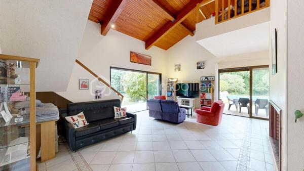 [CONFIDENTIEL] L’Échappée Verte – Villa d’Architecte & Nature Envoûtante aux Portes de Toulouse

À seulement 20 minutes de l’effervescence toulousaine, au cœur d’un secteur ultra-préservé et confidentiel de Labarthe-sur-Lèze, découvrez un refuge contemporain unique où le luxe se conjugue avec espace, lumière et sérénité absolue.
Ici, rien d'ostentatoire, mais le vrai privilège de l’espace : une superbe propriété contemporaine de 220 m², pensée sur des demi-niveaux fluides qui dictent un art de vivre résolument moderne et convivial.
L’Espace de Vie : Volume, Lumière & Convivialité
Dès l’entrée, le ton est donné. Les volumes s’articulent avec élégance et s'ouvrent sur l'extérieur :
Un vaste séjour et une salle à manger baignés de lumière, parfaits pour recevoir ou se retrouver en famille.
Une cuisine dînatoire haut de gamme, prolongée par une grande buanderie ultra-fonctionnelle.
Côté nuit en rez-de-chaussée : Une suite parentale pensée comme une chambre d'hôtel de charme, avec sa salle de bain design, son dressing et surtout, sa terrasse privative pour un accès direct au jardin dès le réveil.
L’Étage : L'Esprit "Arty" et Familial
Un bel escalier mène à une grande mezzanine lumineuse, espace idéal pour un bureau d'artiste, une bibliothèque ou un salon de lecture. Elle dessert :
3 belles chambres spacieuses, dont 2 bénéficient de leur propre terrasse suspendue privative.
Une seconde salle de bain indépendante avec WC.
Le Jardin secret : Un Parc de 5000 m2 en Communion avec la Nature
Le véritable coup de cœur opère à l'extérieur. La villa est implantée au beau milieu d'un parc paysager d'exception, véritable paradis vert bordé par une charmante petite rivière :
Environ 2000 m² de pelouse impeccable, agrémentée de massifs soignés, d'une bambouseraie poétique et d'une magnifique partie boisée. Un terrain de jeu idéal pour les enfants et un havre de biodiversité.
Une immense terrasse entoure la villa pour vivre dehors aux beaux jours.
Une grande piscine avec couverture rétractable, pour moins d'entretien.
Les Prestations "Grand Confort"
Un sous-sol total de 100 m² comprenant un grand garage, un atelier pour les passionnés de création ou de bricolage, et une vraie cave pour les amateurs de grands crus.
État irréprochable : Aucun travail à prévoir, vous n'avez plus qu'à poser vos valises.
Le luxe de l'emplacement : Un calme absolu, le murmure de l'eau, et pourtant... le centre du village et ses commerces de proximité sont accessibles en 5 minutes à pied. Une vraie vie de village à pied, sans compromis.
Une propriété rare, de construction traditionnelle avec ourdis et sous-sol tout béton, idéale pour des citadins en quête de déconnexion, de nature et de volumes, sans s'éloigner de Toulouse.
Contactez-moi, Benoît Roux, au 06 23 79 41 17