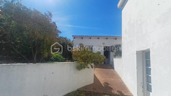 Dans un environnement calme et verdoyant, découvrez cette agréable maison de plain-pied offrant de beaux volumes et un cadre de vie idéal avec les commerces et les services de la ville à proximité immédiate.
Dès l'entrée, vous serez séduits par une lumineuse pièce de vie traversante, baignée de lumière naturelle tout au long de la journée, agrémentée d'une belle cheminée qui apporte charme et convivialité à l'ensemble.
La cuisine entièrement aménagée bénéficie d'un accès direct au jardin grâce à ses portes fenêtres, créant une belle continuité entre les espaces intérieurs et extérieurs.
L'espace principal comprend trois chambres confortables ainsi qu'une salle de bain équipée d'une baignoire.
Le sous sol offre un véritable atout supplémentaire avec deux chambres complémentaires pouvant servir de chambres d'appoint ou d'espaces de télétravail. 
Un grand garage permet de stationner un véhicule et il offre également un bel espace de stockage. 
Une dépendance en annexe de la maison. 
Les travaux de toiture et d'électricité sont récents. 
Joli jardin paysagé.
Une maison familiale aux nombreux atouts, idéale pour profiter pleinement de la qualité de vie Sablaise.