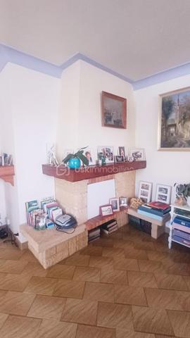 Dans un environnement calme et verdoyant, découvrez cette agréable maison de plain-pied offrant de beaux volumes et un cadre de vie idéal avec les commerces et les services de la ville à proximité immédiate.
Dès l'entrée, vous serez séduits par une lumineuse pièce de vie traversante, baignée de lumière naturelle tout au long de la journée, agrémentée d'une belle cheminée qui apporte charme et convivialité à l'ensemble.
La cuisine entièrement aménagée bénéficie d'un accès direct au jardin grâce à ses portes fenêtres, créant une belle continuité entre les espaces intérieurs et extérieurs.
L'espace principal comprend trois chambres confortables ainsi qu'une salle de bain équipée d'une baignoire.
Le sous sol offre un véritable atout supplémentaire avec deux chambres complémentaires pouvant servir de chambres d'appoint ou d'espaces de télétravail. 
Un grand garage permet de stationner un véhicule et il offre également un bel espace de stockage. 
Une dépendance en annexe de la maison. 
Les travaux de toiture et d'électricité sont récents. 
Joli jardin paysagé.
Une maison familiale aux nombreux atouts, idéale pour profiter pleinement de la qualité de vie Sablaise.