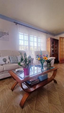 Dans un environnement calme et verdoyant, découvrez cette agréable maison de plain-pied offrant de beaux volumes et un cadre de vie idéal avec les commerces et les services de la ville à proximité immédiate.
Dès l'entrée, vous serez séduits par une lumineuse pièce de vie traversante, baignée de lumière naturelle tout au long de la journée, agrémentée d'une belle cheminée qui apporte charme et convivialité à l'ensemble.
La cuisine entièrement aménagée bénéficie d'un accès direct au jardin grâce à ses portes fenêtres, créant une belle continuité entre les espaces intérieurs et extérieurs.
L'espace principal comprend trois chambres confortables ainsi qu'une salle de bain équipée d'une baignoire.
Le sous sol offre un véritable atout supplémentaire avec deux chambres complémentaires pouvant servir de chambres d'appoint ou d'espaces de télétravail. 
Un grand garage permet de stationner un véhicule et il offre également un bel espace de stockage. 
Une dépendance en annexe de la maison. 
Les travaux de toiture et d'électricité sont récents. 
Joli jardin paysagé.
Une maison familiale aux nombreux atouts, idéale pour profiter pleinement de la qualité de vie Sablaise.