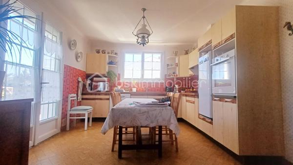 Dans un environnement calme et verdoyant, découvrez cette agréable maison de plain-pied offrant de beaux volumes et un cadre de vie idéal avec les commerces et les services de la ville à proximité immédiate.
Dès l'entrée, vous serez séduits par une lumineuse pièce de vie traversante, baignée de lumière naturelle tout au long de la journée, agrémentée d'une belle cheminée qui apporte charme et convivialité à l'ensemble.
La cuisine entièrement aménagée bénéficie d'un accès direct au jardin grâce à ses portes fenêtres, créant une belle continuité entre les espaces intérieurs et extérieurs.
L'espace principal comprend trois chambres confortables ainsi qu'une salle de bain équipée d'une baignoire.
Le sous sol offre un véritable atout supplémentaire avec deux chambres complémentaires pouvant servir de chambres d'appoint ou d'espaces de télétravail. 
Un grand garage permet de stationner un véhicule et il offre également un bel espace de stockage. 
Une dépendance en annexe de la maison. 
Les travaux de toiture et d'électricité sont récents. 
Joli jardin paysagé.
Une maison familiale aux nombreux atouts, idéale pour profiter pleinement de la qualité de vie Sablaise.