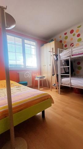 Dans un environnement calme et verdoyant, découvrez cette agréable maison de plain-pied offrant de beaux volumes et un cadre de vie idéal avec les commerces et les services de la ville à proximité immédiate.
Dès l'entrée, vous serez séduits par une lumineuse pièce de vie traversante, baignée de lumière naturelle tout au long de la journée, agrémentée d'une belle cheminée qui apporte charme et convivialité à l'ensemble.
La cuisine entièrement aménagée bénéficie d'un accès direct au jardin grâce à ses portes fenêtres, créant une belle continuité entre les espaces intérieurs et extérieurs.
L'espace principal comprend trois chambres confortables ainsi qu'une salle de bain équipée d'une baignoire.
Le sous sol offre un véritable atout supplémentaire avec deux chambres complémentaires pouvant servir de chambres d'appoint ou d'espaces de télétravail. 
Un grand garage permet de stationner un véhicule et il offre également un bel espace de stockage. 
Une dépendance en annexe de la maison. 
Les travaux de toiture et d'électricité sont récents. 
Joli jardin paysagé.
Une maison familiale aux nombreux atouts, idéale pour profiter pleinement de la qualité de vie Sablaise.