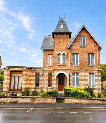 EXCLUSIVITÉ BSK IMMOBILIER STEPHANIE MASSON 

Situé à Vouziers, découvrez cet ensemble immobilier rare composé de deux maisons d’habitation ainsi que d’un vaste terrain constructible, pour une contenance totale d’environ 3 350 m².

Derrière cette magnifique bâtisse de caractère datant de la fin du XIXe siècle se cache un potentiel exceptionnel, aussi bien pour une résidence familiale, un projet multigénérationnel, une activité locative ou un investissement immobilier.

La maison principale développe environ 214 m², dont environ 110 m² actuellement rénovés et habitables. Vous y découvrirez une belle pièce de vie lumineuse d’environ 47 m² avec cuisine équipée ouverte sur salon-séjour, une buanderie, deux chambres ainsi qu’une salle de bain avec WC.

Cette partie bénéficie de menuiseries double vitrage ainsi que d’un chauffage central gaz de ville par chaudière à condensation (absence d’anomalie gaz). La toiture principale date de 1990.

Le DPE actuel de cette maison est classé F (319 kWh/m²/an) et GES F (70 kgCO₂/m²/an). À noter que cette classification est fortement impactée par les deux étages non rénovés, qui ne disposent actuellement ni de chauffage, ni d’isolation, avec des menuiseries simple vitrage. Cette partie nécessite donc une rénovation complète.

Le reste de la bâtisse (1er et 2ème étage) offre encore de très beaux volumes comprenant notamment :

plusieurs chambres,
salle de bain,
salle d’eau,
pièces annexes,
terrasse de plus de 60 m² au 1er étage.

L’ensemble de ces niveaux est entièrement à rénover : isolation, chauffage, électricité, menuiseries, revêtements et aménagements intérieurs.

Concernant le rez-de-chaussée déjà aménagé, quelques finitions restent à prévoir, notamment au niveau de la cuisine.

La maison dispose également :

d’une terrasse au rez-de-chaussée,
d’une cave sous l’ensemble de la surface,
d’un garage.

Une seconde maison de plain-pied d’environ 138 m² complète cet ensemble immobilier. Anciennement proposée à la location, elle comprend une entrée desservant une cuisine équipée, un salon, quatre chambres ainsi qu’une salle de bain avec WC. Vous y trouverez également une terrasse d’environ 40 m² et un garage.

Le DPE actuel de cette maison est classé D (248 kWh/m²/an) et GES D (42 kgCO₂/m²/an).

Cette seconde habitation nécessite quelques finitions. La toiture date de 2010.

Les + :
✔ Ensemble immobilier rare sur le secteur
✔ Cachet exceptionnel de l’ancien
✔ Terrain constructible en zone UBv
✔ Deux habitations indépendantes
✔ Possibilité de projet locatif ou familial
✔ Fort potentiel de valorisation
✔ Toiture principale de 1990

Il est également possible de détacher et revendre environ 2 000 m² de terrain situés en zone UBv, représentant un véritable atout supplémentaire pour un futur acquéreur ou investisseur.

Ce bien atypique séduira les amateurs de belles pierres, les investisseurs ou les acquéreurs à la recherche d’un projet immobilier d’envergure.

Secteur classé ABF.

Prix de vente : 212 000 € FAI

Taxe foncière : 2 813 €

Pour plus d’informations ou organiser une visite, contactez-moi au 06 59 60 36 68.
