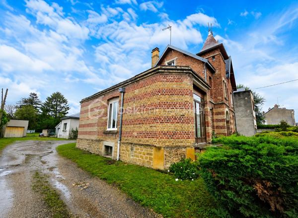 EXCLUSIVITÉ BSK IMMOBILIER STEPHANIE MASSON 

Situé à Vouziers, découvrez cet ensemble immobilier rare composé de deux maisons d’habitation ainsi que d’un vaste terrain constructible, pour une contenance totale d’environ 3 350 m².

Derrière cette magnifique bâtisse de caractère datant de la fin du XIXe siècle se cache un potentiel exceptionnel, aussi bien pour une résidence familiale, un projet multigénérationnel, une activité locative ou un investissement immobilier.

La maison principale développe environ 214 m², dont environ 110 m² actuellement rénovés et habitables. Vous y découvrirez une belle pièce de vie lumineuse d’environ 47 m² avec cuisine équipée ouverte sur salon-séjour, une buanderie, deux chambres ainsi qu’une salle de bain avec WC.

Cette partie bénéficie de menuiseries double vitrage ainsi que d’un chauffage central gaz de ville par chaudière à condensation (absence d’anomalie gaz). La toiture principale date de 1990.

Le DPE actuel de cette maison est classé F (319 kWh/m²/an) et GES F (70 kgCO₂/m²/an). À noter que cette classification est fortement impactée par les deux étages non rénovés, qui ne disposent actuellement ni de chauffage, ni d’isolation, avec des menuiseries simple vitrage. Cette partie nécessite donc une rénovation complète.

Le reste de la bâtisse (1er et 2ème étage) offre encore de très beaux volumes comprenant notamment :

plusieurs chambres,
salle de bain,
salle d’eau,
pièces annexes,
terrasse de plus de 60 m² au 1er étage.

L’ensemble de ces niveaux est entièrement à rénover : isolation, chauffage, électricité, menuiseries, revêtements et aménagements intérieurs.

Concernant le rez-de-chaussée déjà aménagé, quelques finitions restent à prévoir, notamment au niveau de la cuisine.

La maison dispose également :

d’une terrasse au rez-de-chaussée,
d’une cave sous l’ensemble de la surface,
d’un garage.

Une seconde maison de plain-pied d’environ 138 m² complète cet ensemble immobilier. Anciennement proposée à la location, elle comprend une entrée desservant une cuisine équipée, un salon, quatre chambres ainsi qu’une salle de bain avec WC. Vous y trouverez également une terrasse d’environ 40 m² et un garage.

Le DPE actuel de cette maison est classé D (248 kWh/m²/an) et GES D (42 kgCO₂/m²/an).

Cette seconde habitation nécessite quelques finitions. La toiture date de 2010.

Les + :
✔ Ensemble immobilier rare sur le secteur
✔ Cachet exceptionnel de l’ancien
✔ Terrain constructible en zone UBv
✔ Deux habitations indépendantes
✔ Possibilité de projet locatif ou familial
✔ Fort potentiel de valorisation
✔ Toiture principale de 1990

Il est également possible de détacher et revendre environ 2 000 m² de terrain situés en zone UBv, représentant un véritable atout supplémentaire pour un futur acquéreur ou investisseur.

Ce bien atypique séduira les amateurs de belles pierres, les investisseurs ou les acquéreurs à la recherche d’un projet immobilier d’envergure.

Secteur classé ABF.

Prix de vente : 212 000 € FAI

Taxe foncière : 2 813 €

Pour plus d’informations ou organiser une visite, contactez-moi au 06 59 60 36 68.