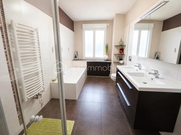EXCLUSIVITÉ BSK IMMOBILIER STEPHANIE MASSON 

Situé à Vouziers, découvrez cet ensemble immobilier rare composé de deux maisons d’habitation ainsi que d’un vaste terrain constructible, pour une contenance totale d’environ 3 350 m².

Derrière cette magnifique bâtisse de caractère datant de la fin du XIXe siècle se cache un potentiel exceptionnel, aussi bien pour une résidence familiale, un projet multigénérationnel, une activité locative ou un investissement immobilier.

La maison principale développe environ 214 m², dont environ 110 m² actuellement rénovés et habitables. Vous y découvrirez une belle pièce de vie lumineuse d’environ 47 m² avec cuisine équipée ouverte sur salon-séjour, une buanderie, deux chambres ainsi qu’une salle de bain avec WC.

Cette partie bénéficie de menuiseries double vitrage ainsi que d’un chauffage central gaz de ville par chaudière à condensation (absence d’anomalie gaz). La toiture principale date de 1990.

Le DPE actuel de cette maison est classé F (319 kWh/m²/an) et GES F (70 kgCO₂/m²/an). À noter que cette classification est fortement impactée par les deux étages non rénovés, qui ne disposent actuellement ni de chauffage, ni d’isolation, avec des menuiseries simple vitrage. Cette partie nécessite donc une rénovation complète.

Le reste de la bâtisse (1er et 2ème étage) offre encore de très beaux volumes comprenant notamment :

plusieurs chambres,
salle de bain,
salle d’eau,
pièces annexes,
terrasse de plus de 60 m² au 1er étage.

L’ensemble de ces niveaux est entièrement à rénover : isolation, chauffage, électricité, menuiseries, revêtements et aménagements intérieurs.

Concernant le rez-de-chaussée déjà aménagé, quelques finitions restent à prévoir, notamment au niveau de la cuisine.

La maison dispose également :

d’une terrasse au rez-de-chaussée,
d’une cave sous l’ensemble de la surface,
d’un garage.

Une seconde maison de plain-pied d’environ 138 m² complète cet ensemble immobilier. Anciennement proposée à la location, elle comprend une entrée desservant une cuisine équipée, un salon, quatre chambres ainsi qu’une salle de bain avec WC. Vous y trouverez également une terrasse d’environ 40 m² et un garage.

Le DPE actuel de cette maison est classé D (248 kWh/m²/an) et GES D (42 kgCO₂/m²/an).

Cette seconde habitation nécessite quelques finitions. La toiture date de 2010.

Les + :
✔ Ensemble immobilier rare sur le secteur
✔ Cachet exceptionnel de l’ancien
✔ Terrain constructible en zone UBv
✔ Deux habitations indépendantes
✔ Possibilité de projet locatif ou familial
✔ Fort potentiel de valorisation
✔ Toiture principale de 1990

Il est également possible de détacher et revendre environ 2 000 m² de terrain situés en zone UBv, représentant un véritable atout supplémentaire pour un futur acquéreur ou investisseur.

Ce bien atypique séduira les amateurs de belles pierres, les investisseurs ou les acquéreurs à la recherche d’un projet immobilier d’envergure.

Secteur classé ABF.

Prix de vente : 212 000 € FAI

Taxe foncière : 2 813 €

Pour plus d’informations ou organiser une visite, contactez-moi au 06 59 60 36 68.