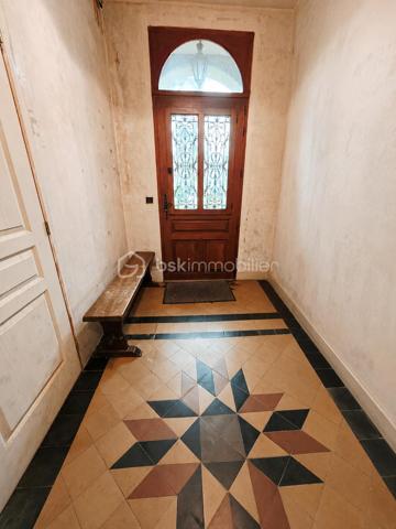 EXCLUSIVITÉ BSK IMMOBILIER STEPHANIE MASSON 

Situé à Vouziers, découvrez cet ensemble immobilier rare composé de deux maisons d’habitation ainsi que d’un vaste terrain constructible, pour une contenance totale d’environ 3 350 m².

Derrière cette magnifique bâtisse de caractère datant de la fin du XIXe siècle se cache un potentiel exceptionnel, aussi bien pour une résidence familiale, un projet multigénérationnel, une activité locative ou un investissement immobilier.

La maison principale développe environ 214 m², dont environ 110 m² actuellement rénovés et habitables. Vous y découvrirez une belle pièce de vie lumineuse d’environ 47 m² avec cuisine équipée ouverte sur salon-séjour, une buanderie, deux chambres ainsi qu’une salle de bain avec WC.

Cette partie bénéficie de menuiseries double vitrage ainsi que d’un chauffage central gaz de ville par chaudière à condensation (absence d’anomalie gaz). La toiture principale date de 1990.

Le DPE actuel de cette maison est classé F (319 kWh/m²/an) et GES F (70 kgCO₂/m²/an). À noter que cette classification est fortement impactée par les deux étages non rénovés, qui ne disposent actuellement ni de chauffage, ni d’isolation, avec des menuiseries simple vitrage. Cette partie nécessite donc une rénovation complète.

Le reste de la bâtisse (1er et 2ème étage) offre encore de très beaux volumes comprenant notamment :

plusieurs chambres,
salle de bain,
salle d’eau,
pièces annexes,
terrasse de plus de 60 m² au 1er étage.

L’ensemble de ces niveaux est entièrement à rénover : isolation, chauffage, électricité, menuiseries, revêtements et aménagements intérieurs.

Concernant le rez-de-chaussée déjà aménagé, quelques finitions restent à prévoir, notamment au niveau de la cuisine.

La maison dispose également :

d’une terrasse au rez-de-chaussée,
d’une cave sous l’ensemble de la surface,
d’un garage.

Une seconde maison de plain-pied d’environ 138 m² complète cet ensemble immobilier. Anciennement proposée à la location, elle comprend une entrée desservant une cuisine équipée, un salon, quatre chambres ainsi qu’une salle de bain avec WC. Vous y trouverez également une terrasse d’environ 40 m² et un garage.

Le DPE actuel de cette maison est classé D (248 kWh/m²/an) et GES D (42 kgCO₂/m²/an).

Cette seconde habitation nécessite quelques finitions. La toiture date de 2010.

Les + :
✔ Ensemble immobilier rare sur le secteur
✔ Cachet exceptionnel de l’ancien
✔ Terrain constructible en zone UBv
✔ Deux habitations indépendantes
✔ Possibilité de projet locatif ou familial
✔ Fort potentiel de valorisation
✔ Toiture principale de 1990

Il est également possible de détacher et revendre environ 2 000 m² de terrain situés en zone UBv, représentant un véritable atout supplémentaire pour un futur acquéreur ou investisseur.

Ce bien atypique séduira les amateurs de belles pierres, les investisseurs ou les acquéreurs à la recherche d’un projet immobilier d’envergure.

Secteur classé ABF.

Prix de vente : 212 000 € FAI

Taxe foncière : 2 813 €

Pour plus d’informations ou organiser une visite, contactez-moi au 06 59 60 36 68.
