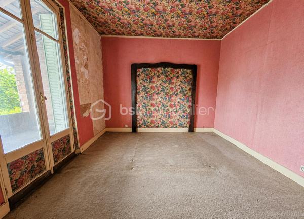 EXCLUSIVITÉ BSK IMMOBILIER STEPHANIE MASSON 

Situé à Vouziers, découvrez cet ensemble immobilier rare composé de deux maisons d’habitation ainsi que d’un vaste terrain constructible, pour une contenance totale d’environ 3 350 m².

Derrière cette magnifique bâtisse de caractère datant de la fin du XIXe siècle se cache un potentiel exceptionnel, aussi bien pour une résidence familiale, un projet multigénérationnel, une activité locative ou un investissement immobilier.

La maison principale développe environ 214 m², dont environ 110 m² actuellement rénovés et habitables. Vous y découvrirez une belle pièce de vie lumineuse d’environ 47 m² avec cuisine équipée ouverte sur salon-séjour, une buanderie, deux chambres ainsi qu’une salle de bain avec WC.

Cette partie bénéficie de menuiseries double vitrage ainsi que d’un chauffage central gaz de ville par chaudière à condensation (absence d’anomalie gaz). La toiture principale date de 1990.

Le DPE actuel de cette maison est classé F (319 kWh/m²/an) et GES F (70 kgCO₂/m²/an). À noter que cette classification est fortement impactée par les deux étages non rénovés, qui ne disposent actuellement ni de chauffage, ni d’isolation, avec des menuiseries simple vitrage. Cette partie nécessite donc une rénovation complète.

Le reste de la bâtisse (1er et 2ème étage) offre encore de très beaux volumes comprenant notamment :

plusieurs chambres,
salle de bain,
salle d’eau,
pièces annexes,
terrasse de plus de 60 m² au 1er étage.

L’ensemble de ces niveaux est entièrement à rénover : isolation, chauffage, électricité, menuiseries, revêtements et aménagements intérieurs.

Concernant le rez-de-chaussée déjà aménagé, quelques finitions restent à prévoir, notamment au niveau de la cuisine.

La maison dispose également :

d’une terrasse au rez-de-chaussée,
d’une cave sous l’ensemble de la surface,
d’un garage.

Une seconde maison de plain-pied d’environ 138 m² complète cet ensemble immobilier. Anciennement proposée à la location, elle comprend une entrée desservant une cuisine équipée, un salon, quatre chambres ainsi qu’une salle de bain avec WC. Vous y trouverez également une terrasse d’environ 40 m² et un garage.

Le DPE actuel de cette maison est classé D (248 kWh/m²/an) et GES D (42 kgCO₂/m²/an).

Cette seconde habitation nécessite quelques finitions. La toiture date de 2010.

Les + :
✔ Ensemble immobilier rare sur le secteur
✔ Cachet exceptionnel de l’ancien
✔ Terrain constructible en zone UBv
✔ Deux habitations indépendantes
✔ Possibilité de projet locatif ou familial
✔ Fort potentiel de valorisation
✔ Toiture principale de 1990

Il est également possible de détacher et revendre environ 2 000 m² de terrain situés en zone UBv, représentant un véritable atout supplémentaire pour un futur acquéreur ou investisseur.

Ce bien atypique séduira les amateurs de belles pierres, les investisseurs ou les acquéreurs à la recherche d’un projet immobilier d’envergure.

Secteur classé ABF.

Prix de vente : 212 000 € FAI

Taxe foncière : 2 813 €

Pour plus d’informations ou organiser une visite, contactez-moi au 06 59 60 36 68.