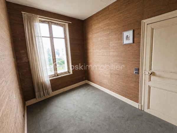 EXCLUSIVITÉ BSK IMMOBILIER STEPHANIE MASSON 

Situé à Vouziers, découvrez cet ensemble immobilier rare composé de deux maisons d’habitation ainsi que d’un vaste terrain constructible, pour une contenance totale d’environ 3 350 m².

Derrière cette magnifique bâtisse de caractère datant de la fin du XIXe siècle se cache un potentiel exceptionnel, aussi bien pour une résidence familiale, un projet multigénérationnel, une activité locative ou un investissement immobilier.

La maison principale développe environ 214 m², dont environ 110 m² actuellement rénovés et habitables. Vous y découvrirez une belle pièce de vie lumineuse d’environ 47 m² avec cuisine équipée ouverte sur salon-séjour, une buanderie, deux chambres ainsi qu’une salle de bain avec WC.

Cette partie bénéficie de menuiseries double vitrage ainsi que d’un chauffage central gaz de ville par chaudière à condensation (absence d’anomalie gaz). La toiture principale date de 1990.

Le DPE actuel de cette maison est classé F (319 kWh/m²/an) et GES F (70 kgCO₂/m²/an). À noter que cette classification est fortement impactée par les deux étages non rénovés, qui ne disposent actuellement ni de chauffage, ni d’isolation, avec des menuiseries simple vitrage. Cette partie nécessite donc une rénovation complète.

Le reste de la bâtisse (1er et 2ème étage) offre encore de très beaux volumes comprenant notamment :

plusieurs chambres,
salle de bain,
salle d’eau,
pièces annexes,
terrasse de plus de 60 m² au 1er étage.

L’ensemble de ces niveaux est entièrement à rénover : isolation, chauffage, électricité, menuiseries, revêtements et aménagements intérieurs.

Concernant le rez-de-chaussée déjà aménagé, quelques finitions restent à prévoir, notamment au niveau de la cuisine.

La maison dispose également :

d’une terrasse au rez-de-chaussée,
d’une cave sous l’ensemble de la surface,
d’un garage.

Une seconde maison de plain-pied d’environ 138 m² complète cet ensemble immobilier. Anciennement proposée à la location, elle comprend une entrée desservant une cuisine équipée, un salon, quatre chambres ainsi qu’une salle de bain avec WC. Vous y trouverez également une terrasse d’environ 40 m² et un garage.

Le DPE actuel de cette maison est classé D (248 kWh/m²/an) et GES D (42 kgCO₂/m²/an).

Cette seconde habitation nécessite quelques finitions. La toiture date de 2010.

Les + :
✔ Ensemble immobilier rare sur le secteur
✔ Cachet exceptionnel de l’ancien
✔ Terrain constructible en zone UBv
✔ Deux habitations indépendantes
✔ Possibilité de projet locatif ou familial
✔ Fort potentiel de valorisation
✔ Toiture principale de 1990

Il est également possible de détacher et revendre environ 2 000 m² de terrain situés en zone UBv, représentant un véritable atout supplémentaire pour un futur acquéreur ou investisseur.

Ce bien atypique séduira les amateurs de belles pierres, les investisseurs ou les acquéreurs à la recherche d’un projet immobilier d’envergure.

Secteur classé ABF.

Prix de vente : 212 000 € FAI

Taxe foncière : 2 813 €

Pour plus d’informations ou organiser une visite, contactez-moi au 06 59 60 36 68.