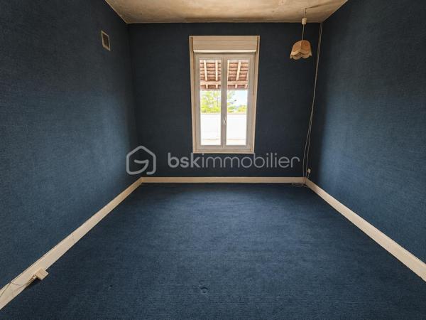 EXCLUSIVITÉ BSK IMMOBILIER STEPHANIE MASSON 

Situé à Vouziers, découvrez cet ensemble immobilier rare composé de deux maisons d’habitation ainsi que d’un vaste terrain constructible, pour une contenance totale d’environ 3 350 m².

Derrière cette magnifique bâtisse de caractère datant de la fin du XIXe siècle se cache un potentiel exceptionnel, aussi bien pour une résidence familiale, un projet multigénérationnel, une activité locative ou un investissement immobilier.

La maison principale développe environ 214 m², dont environ 110 m² actuellement rénovés et habitables. Vous y découvrirez une belle pièce de vie lumineuse d’environ 47 m² avec cuisine équipée ouverte sur salon-séjour, une buanderie, deux chambres ainsi qu’une salle de bain avec WC.

Cette partie bénéficie de menuiseries double vitrage ainsi que d’un chauffage central gaz de ville par chaudière à condensation (absence d’anomalie gaz). La toiture principale date de 1990.

Le DPE actuel de cette maison est classé F (319 kWh/m²/an) et GES F (70 kgCO₂/m²/an). À noter que cette classification est fortement impactée par les deux étages non rénovés, qui ne disposent actuellement ni de chauffage, ni d’isolation, avec des menuiseries simple vitrage. Cette partie nécessite donc une rénovation complète.

Le reste de la bâtisse (1er et 2ème étage) offre encore de très beaux volumes comprenant notamment :

plusieurs chambres,
salle de bain,
salle d’eau,
pièces annexes,
terrasse de plus de 60 m² au 1er étage.

L’ensemble de ces niveaux est entièrement à rénover : isolation, chauffage, électricité, menuiseries, revêtements et aménagements intérieurs.

Concernant le rez-de-chaussée déjà aménagé, quelques finitions restent à prévoir, notamment au niveau de la cuisine.

La maison dispose également :

d’une terrasse au rez-de-chaussée,
d’une cave sous l’ensemble de la surface,
d’un garage.

Une seconde maison de plain-pied d’environ 138 m² complète cet ensemble immobilier. Anciennement proposée à la location, elle comprend une entrée desservant une cuisine équipée, un salon, quatre chambres ainsi qu’une salle de bain avec WC. Vous y trouverez également une terrasse d’environ 40 m² et un garage.

Le DPE actuel de cette maison est classé D (248 kWh/m²/an) et GES D (42 kgCO₂/m²/an).

Cette seconde habitation nécessite quelques finitions. La toiture date de 2010.

Les + :
✔ Ensemble immobilier rare sur le secteur
✔ Cachet exceptionnel de l’ancien
✔ Terrain constructible en zone UBv
✔ Deux habitations indépendantes
✔ Possibilité de projet locatif ou familial
✔ Fort potentiel de valorisation
✔ Toiture principale de 1990

Il est également possible de détacher et revendre environ 2 000 m² de terrain situés en zone UBv, représentant un véritable atout supplémentaire pour un futur acquéreur ou investisseur.

Ce bien atypique séduira les amateurs de belles pierres, les investisseurs ou les acquéreurs à la recherche d’un projet immobilier d’envergure.

Secteur classé ABF.

Prix de vente : 212 000 € FAI

Taxe foncière : 2 813 €

Pour plus d’informations ou organiser une visite, contactez-moi au 06 59 60 36 68.