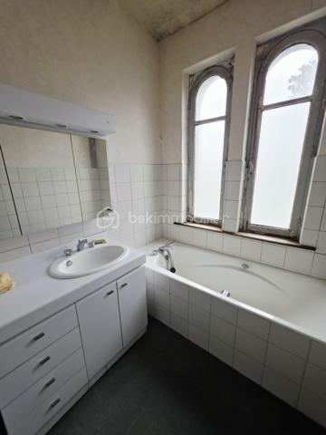 EXCLUSIVITÉ BSK IMMOBILIER STEPHANIE MASSON 

Situé à Vouziers, découvrez cet ensemble immobilier rare composé de deux maisons d’habitation ainsi que d’un vaste terrain constructible, pour une contenance totale d’environ 3 350 m².

Derrière cette magnifique bâtisse de caractère datant de la fin du XIXe siècle se cache un potentiel exceptionnel, aussi bien pour une résidence familiale, un projet multigénérationnel, une activité locative ou un investissement immobilier.

La maison principale développe environ 214 m², dont environ 110 m² actuellement rénovés et habitables. Vous y découvrirez une belle pièce de vie lumineuse d’environ 47 m² avec cuisine équipée ouverte sur salon-séjour, une buanderie, deux chambres ainsi qu’une salle de bain avec WC.

Cette partie bénéficie de menuiseries double vitrage ainsi que d’un chauffage central gaz de ville par chaudière à condensation (absence d’anomalie gaz). La toiture principale date de 1990.

Le DPE actuel de cette maison est classé F (319 kWh/m²/an) et GES F (70 kgCO₂/m²/an). À noter que cette classification est fortement impactée par les deux étages non rénovés, qui ne disposent actuellement ni de chauffage, ni d’isolation, avec des menuiseries simple vitrage. Cette partie nécessite donc une rénovation complète.

Le reste de la bâtisse (1er et 2ème étage) offre encore de très beaux volumes comprenant notamment :

plusieurs chambres,
salle de bain,
salle d’eau,
pièces annexes,
terrasse de plus de 60 m² au 1er étage.

L’ensemble de ces niveaux est entièrement à rénover : isolation, chauffage, électricité, menuiseries, revêtements et aménagements intérieurs.

Concernant le rez-de-chaussée déjà aménagé, quelques finitions restent à prévoir, notamment au niveau de la cuisine.

La maison dispose également :

d’une terrasse au rez-de-chaussée,
d’une cave sous l’ensemble de la surface,
d’un garage.

Une seconde maison de plain-pied d’environ 138 m² complète cet ensemble immobilier. Anciennement proposée à la location, elle comprend une entrée desservant une cuisine équipée, un salon, quatre chambres ainsi qu’une salle de bain avec WC. Vous y trouverez également une terrasse d’environ 40 m² et un garage.

Le DPE actuel de cette maison est classé D (248 kWh/m²/an) et GES D (42 kgCO₂/m²/an).

Cette seconde habitation nécessite quelques finitions. La toiture date de 2010.

Les + :
✔ Ensemble immobilier rare sur le secteur
✔ Cachet exceptionnel de l’ancien
✔ Terrain constructible en zone UBv
✔ Deux habitations indépendantes
✔ Possibilité de projet locatif ou familial
✔ Fort potentiel de valorisation
✔ Toiture principale de 1990

Il est également possible de détacher et revendre environ 2 000 m² de terrain situés en zone UBv, représentant un véritable atout supplémentaire pour un futur acquéreur ou investisseur.

Ce bien atypique séduira les amateurs de belles pierres, les investisseurs ou les acquéreurs à la recherche d’un projet immobilier d’envergure.

Secteur classé ABF.

Prix de vente : 212 000 € FAI

Taxe foncière : 2 813 €

Pour plus d’informations ou organiser une visite, contactez-moi au 06 59 60 36 68.