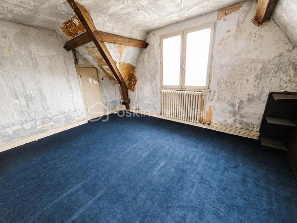 EXCLUSIVITÉ BSK IMMOBILIER STEPHANIE MASSON 

Situé à Vouziers, découvrez cet ensemble immobilier rare composé de deux maisons d’habitation ainsi que d’un vaste terrain constructible, pour une contenance totale d’environ 3 350 m².

Derrière cette magnifique bâtisse de caractère datant de la fin du XIXe siècle se cache un potentiel exceptionnel, aussi bien pour une résidence familiale, un projet multigénérationnel, une activité locative ou un investissement immobilier.

La maison principale développe environ 214 m², dont environ 110 m² actuellement rénovés et habitables. Vous y découvrirez une belle pièce de vie lumineuse d’environ 47 m² avec cuisine équipée ouverte sur salon-séjour, une buanderie, deux chambres ainsi qu’une salle de bain avec WC.

Cette partie bénéficie de menuiseries double vitrage ainsi que d’un chauffage central gaz de ville par chaudière à condensation (absence d’anomalie gaz). La toiture principale date de 1990.

Le DPE actuel de cette maison est classé F (319 kWh/m²/an) et GES F (70 kgCO₂/m²/an). À noter que cette classification est fortement impactée par les deux étages non rénovés, qui ne disposent actuellement ni de chauffage, ni d’isolation, avec des menuiseries simple vitrage. Cette partie nécessite donc une rénovation complète.

Le reste de la bâtisse (1er et 2ème étage) offre encore de très beaux volumes comprenant notamment :

plusieurs chambres,
salle de bain,
salle d’eau,
pièces annexes,
terrasse de plus de 60 m² au 1er étage.

L’ensemble de ces niveaux est entièrement à rénover : isolation, chauffage, électricité, menuiseries, revêtements et aménagements intérieurs.

Concernant le rez-de-chaussée déjà aménagé, quelques finitions restent à prévoir, notamment au niveau de la cuisine.

La maison dispose également :

d’une terrasse au rez-de-chaussée,
d’une cave sous l’ensemble de la surface,
d’un garage.

Une seconde maison de plain-pied d’environ 138 m² complète cet ensemble immobilier. Anciennement proposée à la location, elle comprend une entrée desservant une cuisine équipée, un salon, quatre chambres ainsi qu’une salle de bain avec WC. Vous y trouverez également une terrasse d’environ 40 m² et un garage.

Le DPE actuel de cette maison est classé D (248 kWh/m²/an) et GES D (42 kgCO₂/m²/an).

Cette seconde habitation nécessite quelques finitions. La toiture date de 2010.

Les + :
✔ Ensemble immobilier rare sur le secteur
✔ Cachet exceptionnel de l’ancien
✔ Terrain constructible en zone UBv
✔ Deux habitations indépendantes
✔ Possibilité de projet locatif ou familial
✔ Fort potentiel de valorisation
✔ Toiture principale de 1990

Il est également possible de détacher et revendre environ 2 000 m² de terrain situés en zone UBv, représentant un véritable atout supplémentaire pour un futur acquéreur ou investisseur.

Ce bien atypique séduira les amateurs de belles pierres, les investisseurs ou les acquéreurs à la recherche d’un projet immobilier d’envergure.

Secteur classé ABF.

Prix de vente : 212 000 € FAI

Taxe foncière : 2 813 €

Pour plus d’informations ou organiser une visite, contactez-moi au 06 59 60 36 68.