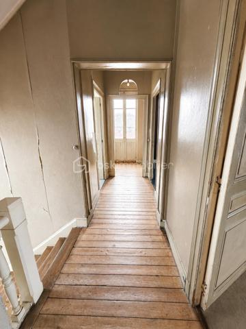 EXCLUSIVITÉ BSK IMMOBILIER STEPHANIE MASSON 

Situé à Vouziers, découvrez cet ensemble immobilier rare composé de deux maisons d’habitation ainsi que d’un vaste terrain constructible, pour une contenance totale d’environ 3 350 m².

Derrière cette magnifique bâtisse de caractère datant de la fin du XIXe siècle se cache un potentiel exceptionnel, aussi bien pour une résidence familiale, un projet multigénérationnel, une activité locative ou un investissement immobilier.

La maison principale développe environ 214 m², dont environ 110 m² actuellement rénovés et habitables. Vous y découvrirez une belle pièce de vie lumineuse d’environ 47 m² avec cuisine équipée ouverte sur salon-séjour, une buanderie, deux chambres ainsi qu’une salle de bain avec WC.

Cette partie bénéficie de menuiseries double vitrage ainsi que d’un chauffage central gaz de ville par chaudière à condensation (absence d’anomalie gaz). La toiture principale date de 1990.

Le DPE actuel de cette maison est classé F (319 kWh/m²/an) et GES F (70 kgCO₂/m²/an). À noter que cette classification est fortement impactée par les deux étages non rénovés, qui ne disposent actuellement ni de chauffage, ni d’isolation, avec des menuiseries simple vitrage. Cette partie nécessite donc une rénovation complète.

Le reste de la bâtisse (1er et 2ème étage) offre encore de très beaux volumes comprenant notamment :

plusieurs chambres,
salle de bain,
salle d’eau,
pièces annexes,
terrasse de plus de 60 m² au 1er étage.

L’ensemble de ces niveaux est entièrement à rénover : isolation, chauffage, électricité, menuiseries, revêtements et aménagements intérieurs.

Concernant le rez-de-chaussée déjà aménagé, quelques finitions restent à prévoir, notamment au niveau de la cuisine.

La maison dispose également :

d’une terrasse au rez-de-chaussée,
d’une cave sous l’ensemble de la surface,
d’un garage.

Une seconde maison de plain-pied d’environ 138 m² complète cet ensemble immobilier. Anciennement proposée à la location, elle comprend une entrée desservant une cuisine équipée, un salon, quatre chambres ainsi qu’une salle de bain avec WC. Vous y trouverez également une terrasse d’environ 40 m² et un garage.

Le DPE actuel de cette maison est classé D (248 kWh/m²/an) et GES D (42 kgCO₂/m²/an).

Cette seconde habitation nécessite quelques finitions. La toiture date de 2010.

Les + :
✔ Ensemble immobilier rare sur le secteur
✔ Cachet exceptionnel de l’ancien
✔ Terrain constructible en zone UBv
✔ Deux habitations indépendantes
✔ Possibilité de projet locatif ou familial
✔ Fort potentiel de valorisation
✔ Toiture principale de 1990

Il est également possible de détacher et revendre environ 2 000 m² de terrain situés en zone UBv, représentant un véritable atout supplémentaire pour un futur acquéreur ou investisseur.

Ce bien atypique séduira les amateurs de belles pierres, les investisseurs ou les acquéreurs à la recherche d’un projet immobilier d’envergure.

Secteur classé ABF.

Prix de vente : 212 000 € FAI

Taxe foncière : 2 813 €

Pour plus d’informations ou organiser une visite, contactez-moi au 06 59 60 36 68.