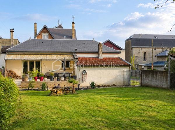 EXCLUSIVITÉ BSK IMMOBILIER STEPHANIE MASSON 

Situé à Vouziers, découvrez cet ensemble immobilier rare composé de deux maisons d’habitation ainsi que d’un vaste terrain constructible, pour une contenance totale d’environ 3 350 m².

Derrière cette magnifique bâtisse de caractère datant de la fin du XIXe siècle se cache un potentiel exceptionnel, aussi bien pour une résidence familiale, un projet multigénérationnel, une activité locative ou un investissement immobilier.

La maison principale développe environ 214 m², dont environ 110 m² actuellement rénovés et habitables. Vous y découvrirez une belle pièce de vie lumineuse d’environ 47 m² avec cuisine équipée ouverte sur salon-séjour, une buanderie, deux chambres ainsi qu’une salle de bain avec WC.

Cette partie bénéficie de menuiseries double vitrage ainsi que d’un chauffage central gaz de ville par chaudière à condensation (absence d’anomalie gaz). La toiture principale date de 1990.

Le DPE actuel de cette maison est classé F (319 kWh/m²/an) et GES F (70 kgCO₂/m²/an). À noter que cette classification est fortement impactée par les deux étages non rénovés, qui ne disposent actuellement ni de chauffage, ni d’isolation, avec des menuiseries simple vitrage. Cette partie nécessite donc une rénovation complète.

Le reste de la bâtisse (1er et 2ème étage) offre encore de très beaux volumes comprenant notamment :

plusieurs chambres,
salle de bain,
salle d’eau,
pièces annexes,
terrasse de plus de 60 m² au 1er étage.

L’ensemble de ces niveaux est entièrement à rénover : isolation, chauffage, électricité, menuiseries, revêtements et aménagements intérieurs.

Concernant le rez-de-chaussée déjà aménagé, quelques finitions restent à prévoir, notamment au niveau de la cuisine.

La maison dispose également :

d’une terrasse au rez-de-chaussée,
d’une cave sous l’ensemble de la surface,
d’un garage.

Une seconde maison de plain-pied d’environ 138 m² complète cet ensemble immobilier. Anciennement proposée à la location, elle comprend une entrée desservant une cuisine équipée, un salon, quatre chambres ainsi qu’une salle de bain avec WC. Vous y trouverez également une terrasse d’environ 40 m² et un garage.

Le DPE actuel de cette maison est classé D (248 kWh/m²/an) et GES D (42 kgCO₂/m²/an).

Cette seconde habitation nécessite quelques finitions. La toiture date de 2010.

Les + :
✔ Ensemble immobilier rare sur le secteur
✔ Cachet exceptionnel de l’ancien
✔ Terrain constructible en zone UBv
✔ Deux habitations indépendantes
✔ Possibilité de projet locatif ou familial
✔ Fort potentiel de valorisation
✔ Toiture principale de 1990

Il est également possible de détacher et revendre environ 2 000 m² de terrain situés en zone UBv, représentant un véritable atout supplémentaire pour un futur acquéreur ou investisseur.

Ce bien atypique séduira les amateurs de belles pierres, les investisseurs ou les acquéreurs à la recherche d’un projet immobilier d’envergure.

Secteur classé ABF.

Prix de vente : 212 000 € FAI

Taxe foncière : 2 813 €

Pour plus d’informations ou organiser une visite, contactez-moi au 06 59 60 36 68.