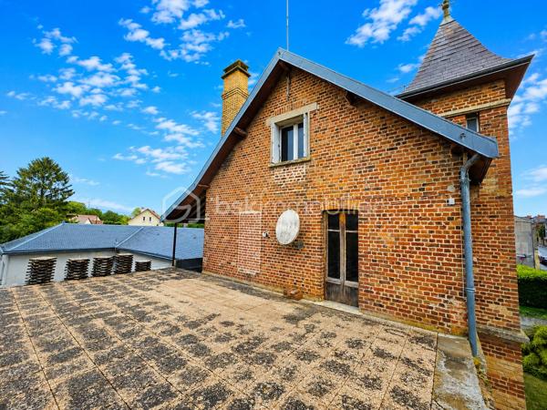 EXCLUSIVITÉ BSK IMMOBILIER STEPHANIE MASSON 

Situé à Vouziers, découvrez cet ensemble immobilier rare composé de deux maisons d’habitation ainsi que d’un vaste terrain constructible, pour une contenance totale d’environ 3 350 m².

Derrière cette magnifique bâtisse de caractère datant de la fin du XIXe siècle se cache un potentiel exceptionnel, aussi bien pour une résidence familiale, un projet multigénérationnel, une activité locative ou un investissement immobilier.

La maison principale développe environ 214 m², dont environ 110 m² actuellement rénovés et habitables. Vous y découvrirez une belle pièce de vie lumineuse d’environ 47 m² avec cuisine équipée ouverte sur salon-séjour, une buanderie, deux chambres ainsi qu’une salle de bain avec WC.

Cette partie bénéficie de menuiseries double vitrage ainsi que d’un chauffage central gaz de ville par chaudière à condensation (absence d’anomalie gaz). La toiture principale date de 1990.

Le DPE actuel de cette maison est classé F (319 kWh/m²/an) et GES F (70 kgCO₂/m²/an). À noter que cette classification est fortement impactée par les deux étages non rénovés, qui ne disposent actuellement ni de chauffage, ni d’isolation, avec des menuiseries simple vitrage. Cette partie nécessite donc une rénovation complète.

Le reste de la bâtisse (1er et 2ème étage) offre encore de très beaux volumes comprenant notamment :

plusieurs chambres,
salle de bain,
salle d’eau,
pièces annexes,
terrasse de plus de 60 m² au 1er étage.

L’ensemble de ces niveaux est entièrement à rénover : isolation, chauffage, électricité, menuiseries, revêtements et aménagements intérieurs.

Concernant le rez-de-chaussée déjà aménagé, quelques finitions restent à prévoir, notamment au niveau de la cuisine.

La maison dispose également :

d’une terrasse au rez-de-chaussée,
d’une cave sous l’ensemble de la surface,
d’un garage.

Une seconde maison de plain-pied d’environ 138 m² complète cet ensemble immobilier. Anciennement proposée à la location, elle comprend une entrée desservant une cuisine équipée, un salon, quatre chambres ainsi qu’une salle de bain avec WC. Vous y trouverez également une terrasse d’environ 40 m² et un garage.

Le DPE actuel de cette maison est classé D (248 kWh/m²/an) et GES D (42 kgCO₂/m²/an).

Cette seconde habitation nécessite quelques finitions. La toiture date de 2010.

Les + :
✔ Ensemble immobilier rare sur le secteur
✔ Cachet exceptionnel de l’ancien
✔ Terrain constructible en zone UBv
✔ Deux habitations indépendantes
✔ Possibilité de projet locatif ou familial
✔ Fort potentiel de valorisation
✔ Toiture principale de 1990

Il est également possible de détacher et revendre environ 2 000 m² de terrain situés en zone UBv, représentant un véritable atout supplémentaire pour un futur acquéreur ou investisseur.

Ce bien atypique séduira les amateurs de belles pierres, les investisseurs ou les acquéreurs à la recherche d’un projet immobilier d’envergure.

Secteur classé ABF.

Prix de vente : 212 000 € FAI

Taxe foncière : 2 813 €

Pour plus d’informations ou organiser une visite, contactez-moi au 06 59 60 36 68.