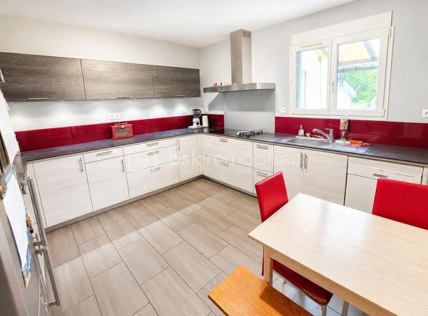 EXCLUSIVITÉ BSK IMMOBILIER STEPHANIE MASSON 

Situé à Vouziers, découvrez cet ensemble immobilier rare composé de deux maisons d’habitation ainsi que d’un vaste terrain constructible, pour une contenance totale d’environ 3 350 m².

Derrière cette magnifique bâtisse de caractère datant de la fin du XIXe siècle se cache un potentiel exceptionnel, aussi bien pour une résidence familiale, un projet multigénérationnel, une activité locative ou un investissement immobilier.

La maison principale développe environ 214 m², dont environ 110 m² actuellement rénovés et habitables. Vous y découvrirez une belle pièce de vie lumineuse d’environ 47 m² avec cuisine équipée ouverte sur salon-séjour, une buanderie, deux chambres ainsi qu’une salle de bain avec WC.

Cette partie bénéficie de menuiseries double vitrage ainsi que d’un chauffage central gaz de ville par chaudière à condensation (absence d’anomalie gaz). La toiture principale date de 1990.

Le DPE actuel de cette maison est classé F (319 kWh/m²/an) et GES F (70 kgCO₂/m²/an). À noter que cette classification est fortement impactée par les deux étages non rénovés, qui ne disposent actuellement ni de chauffage, ni d’isolation, avec des menuiseries simple vitrage. Cette partie nécessite donc une rénovation complète.

Le reste de la bâtisse (1er et 2ème étage) offre encore de très beaux volumes comprenant notamment :

plusieurs chambres,
salle de bain,
salle d’eau,
pièces annexes,
terrasse de plus de 60 m² au 1er étage.

L’ensemble de ces niveaux est entièrement à rénover : isolation, chauffage, électricité, menuiseries, revêtements et aménagements intérieurs.

Concernant le rez-de-chaussée déjà aménagé, quelques finitions restent à prévoir, notamment au niveau de la cuisine.

La maison dispose également :

d’une terrasse au rez-de-chaussée,
d’une cave sous l’ensemble de la surface,
d’un garage.

Une seconde maison de plain-pied d’environ 138 m² complète cet ensemble immobilier. Anciennement proposée à la location, elle comprend une entrée desservant une cuisine équipée, un salon, quatre chambres ainsi qu’une salle de bain avec WC. Vous y trouverez également une terrasse d’environ 40 m² et un garage.

Le DPE actuel de cette maison est classé D (248 kWh/m²/an) et GES D (42 kgCO₂/m²/an).

Cette seconde habitation nécessite quelques finitions. La toiture date de 2010.

Les + :
✔ Ensemble immobilier rare sur le secteur
✔ Cachet exceptionnel de l’ancien
✔ Terrain constructible en zone UBv
✔ Deux habitations indépendantes
✔ Possibilité de projet locatif ou familial
✔ Fort potentiel de valorisation
✔ Toiture principale de 1990

Il est également possible de détacher et revendre environ 2 000 m² de terrain situés en zone UBv, représentant un véritable atout supplémentaire pour un futur acquéreur ou investisseur.

Ce bien atypique séduira les amateurs de belles pierres, les investisseurs ou les acquéreurs à la recherche d’un projet immobilier d’envergure.

Secteur classé ABF.

Prix de vente : 212 000 € FAI

Taxe foncière : 2 813 €

Pour plus d’informations ou organiser une visite, contactez-moi au 06 59 60 36 68.