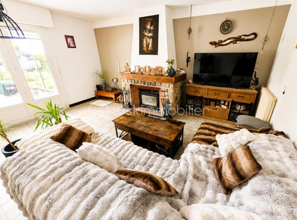 EXCLUSIVITÉ BSK IMMOBILIER STEPHANIE MASSON 

Situé à Vouziers, découvrez cet ensemble immobilier rare composé de deux maisons d’habitation ainsi que d’un vaste terrain constructible, pour une contenance totale d’environ 3 350 m².

Derrière cette magnifique bâtisse de caractère datant de la fin du XIXe siècle se cache un potentiel exceptionnel, aussi bien pour une résidence familiale, un projet multigénérationnel, une activité locative ou un investissement immobilier.

La maison principale développe environ 214 m², dont environ 110 m² actuellement rénovés et habitables. Vous y découvrirez une belle pièce de vie lumineuse d’environ 47 m² avec cuisine équipée ouverte sur salon-séjour, une buanderie, deux chambres ainsi qu’une salle de bain avec WC.

Cette partie bénéficie de menuiseries double vitrage ainsi que d’un chauffage central gaz de ville par chaudière à condensation (absence d’anomalie gaz). La toiture principale date de 1990.

Le DPE actuel de cette maison est classé F (319 kWh/m²/an) et GES F (70 kgCO₂/m²/an). À noter que cette classification est fortement impactée par les deux étages non rénovés, qui ne disposent actuellement ni de chauffage, ni d’isolation, avec des menuiseries simple vitrage. Cette partie nécessite donc une rénovation complète.

Le reste de la bâtisse (1er et 2ème étage) offre encore de très beaux volumes comprenant notamment :

plusieurs chambres,
salle de bain,
salle d’eau,
pièces annexes,
terrasse de plus de 60 m² au 1er étage.

L’ensemble de ces niveaux est entièrement à rénover : isolation, chauffage, électricité, menuiseries, revêtements et aménagements intérieurs.

Concernant le rez-de-chaussée déjà aménagé, quelques finitions restent à prévoir, notamment au niveau de la cuisine.

La maison dispose également :

d’une terrasse au rez-de-chaussée,
d’une cave sous l’ensemble de la surface,
d’un garage.

Une seconde maison de plain-pied d’environ 138 m² complète cet ensemble immobilier. Anciennement proposée à la location, elle comprend une entrée desservant une cuisine équipée, un salon, quatre chambres ainsi qu’une salle de bain avec WC. Vous y trouverez également une terrasse d’environ 40 m² et un garage.

Le DPE actuel de cette maison est classé D (248 kWh/m²/an) et GES D (42 kgCO₂/m²/an).

Cette seconde habitation nécessite quelques finitions. La toiture date de 2010.

Les + :
✔ Ensemble immobilier rare sur le secteur
✔ Cachet exceptionnel de l’ancien
✔ Terrain constructible en zone UBv
✔ Deux habitations indépendantes
✔ Possibilité de projet locatif ou familial
✔ Fort potentiel de valorisation
✔ Toiture principale de 1990

Il est également possible de détacher et revendre environ 2 000 m² de terrain situés en zone UBv, représentant un véritable atout supplémentaire pour un futur acquéreur ou investisseur.

Ce bien atypique séduira les amateurs de belles pierres, les investisseurs ou les acquéreurs à la recherche d’un projet immobilier d’envergure.

Secteur classé ABF.

Prix de vente : 212 000 € FAI

Taxe foncière : 2 813 €

Pour plus d’informations ou organiser une visite, contactez-moi au 06 59 60 36 68.