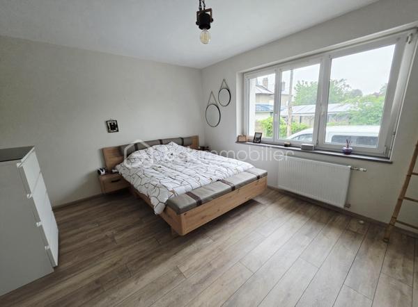 EXCLUSIVITÉ BSK IMMOBILIER STEPHANIE MASSON 

Situé à Vouziers, découvrez cet ensemble immobilier rare composé de deux maisons d’habitation ainsi que d’un vaste terrain constructible, pour une contenance totale d’environ 3 350 m².

Derrière cette magnifique bâtisse de caractère datant de la fin du XIXe siècle se cache un potentiel exceptionnel, aussi bien pour une résidence familiale, un projet multigénérationnel, une activité locative ou un investissement immobilier.

La maison principale développe environ 214 m², dont environ 110 m² actuellement rénovés et habitables. Vous y découvrirez une belle pièce de vie lumineuse d’environ 47 m² avec cuisine équipée ouverte sur salon-séjour, une buanderie, deux chambres ainsi qu’une salle de bain avec WC.

Cette partie bénéficie de menuiseries double vitrage ainsi que d’un chauffage central gaz de ville par chaudière à condensation (absence d’anomalie gaz). La toiture principale date de 1990.

Le DPE actuel de cette maison est classé F (319 kWh/m²/an) et GES F (70 kgCO₂/m²/an). À noter que cette classification est fortement impactée par les deux étages non rénovés, qui ne disposent actuellement ni de chauffage, ni d’isolation, avec des menuiseries simple vitrage. Cette partie nécessite donc une rénovation complète.

Le reste de la bâtisse (1er et 2ème étage) offre encore de très beaux volumes comprenant notamment :

plusieurs chambres,
salle de bain,
salle d’eau,
pièces annexes,
terrasse de plus de 60 m² au 1er étage.

L’ensemble de ces niveaux est entièrement à rénover : isolation, chauffage, électricité, menuiseries, revêtements et aménagements intérieurs.

Concernant le rez-de-chaussée déjà aménagé, quelques finitions restent à prévoir, notamment au niveau de la cuisine.

La maison dispose également :

d’une terrasse au rez-de-chaussée,
d’une cave sous l’ensemble de la surface,
d’un garage.

Une seconde maison de plain-pied d’environ 138 m² complète cet ensemble immobilier. Anciennement proposée à la location, elle comprend une entrée desservant une cuisine équipée, un salon, quatre chambres ainsi qu’une salle de bain avec WC. Vous y trouverez également une terrasse d’environ 40 m² et un garage.

Le DPE actuel de cette maison est classé D (248 kWh/m²/an) et GES D (42 kgCO₂/m²/an).

Cette seconde habitation nécessite quelques finitions. La toiture date de 2010.

Les + :
✔ Ensemble immobilier rare sur le secteur
✔ Cachet exceptionnel de l’ancien
✔ Terrain constructible en zone UBv
✔ Deux habitations indépendantes
✔ Possibilité de projet locatif ou familial
✔ Fort potentiel de valorisation
✔ Toiture principale de 1990

Il est également possible de détacher et revendre environ 2 000 m² de terrain situés en zone UBv, représentant un véritable atout supplémentaire pour un futur acquéreur ou investisseur.

Ce bien atypique séduira les amateurs de belles pierres, les investisseurs ou les acquéreurs à la recherche d’un projet immobilier d’envergure.

Secteur classé ABF.

Prix de vente : 212 000 € FAI

Taxe foncière : 2 813 €

Pour plus d’informations ou organiser une visite, contactez-moi au 06 59 60 36 68.