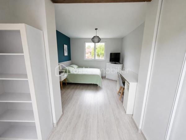 EXCLUSIVITÉ BSK IMMOBILIER STEPHANIE MASSON 

Situé à Vouziers, découvrez cet ensemble immobilier rare composé de deux maisons d’habitation ainsi que d’un vaste terrain constructible, pour une contenance totale d’environ 3 350 m².

Derrière cette magnifique bâtisse de caractère datant de la fin du XIXe siècle se cache un potentiel exceptionnel, aussi bien pour une résidence familiale, un projet multigénérationnel, une activité locative ou un investissement immobilier.

La maison principale développe environ 214 m², dont environ 110 m² actuellement rénovés et habitables. Vous y découvrirez une belle pièce de vie lumineuse d’environ 47 m² avec cuisine équipée ouverte sur salon-séjour, une buanderie, deux chambres ainsi qu’une salle de bain avec WC.

Cette partie bénéficie de menuiseries double vitrage ainsi que d’un chauffage central gaz de ville par chaudière à condensation (absence d’anomalie gaz). La toiture principale date de 1990.

Le DPE actuel de cette maison est classé F (319 kWh/m²/an) et GES F (70 kgCO₂/m²/an). À noter que cette classification est fortement impactée par les deux étages non rénovés, qui ne disposent actuellement ni de chauffage, ni d’isolation, avec des menuiseries simple vitrage. Cette partie nécessite donc une rénovation complète.

Le reste de la bâtisse (1er et 2ème étage) offre encore de très beaux volumes comprenant notamment :

plusieurs chambres,
salle de bain,
salle d’eau,
pièces annexes,
terrasse de plus de 60 m² au 1er étage.

L’ensemble de ces niveaux est entièrement à rénover : isolation, chauffage, électricité, menuiseries, revêtements et aménagements intérieurs.

Concernant le rez-de-chaussée déjà aménagé, quelques finitions restent à prévoir, notamment au niveau de la cuisine.

La maison dispose également :

d’une terrasse au rez-de-chaussée,
d’une cave sous l’ensemble de la surface,
d’un garage.

Une seconde maison de plain-pied d’environ 138 m² complète cet ensemble immobilier. Anciennement proposée à la location, elle comprend une entrée desservant une cuisine équipée, un salon, quatre chambres ainsi qu’une salle de bain avec WC. Vous y trouverez également une terrasse d’environ 40 m² et un garage.

Le DPE actuel de cette maison est classé D (248 kWh/m²/an) et GES D (42 kgCO₂/m²/an).

Cette seconde habitation nécessite quelques finitions. La toiture date de 2010.

Les + :
✔ Ensemble immobilier rare sur le secteur
✔ Cachet exceptionnel de l’ancien
✔ Terrain constructible en zone UBv
✔ Deux habitations indépendantes
✔ Possibilité de projet locatif ou familial
✔ Fort potentiel de valorisation
✔ Toiture principale de 1990

Il est également possible de détacher et revendre environ 2 000 m² de terrain situés en zone UBv, représentant un véritable atout supplémentaire pour un futur acquéreur ou investisseur.

Ce bien atypique séduira les amateurs de belles pierres, les investisseurs ou les acquéreurs à la recherche d’un projet immobilier d’envergure.

Secteur classé ABF.

Prix de vente : 212 000 € FAI

Taxe foncière : 2 813 €

Pour plus d’informations ou organiser une visite, contactez-moi au 06 59 60 36 68.