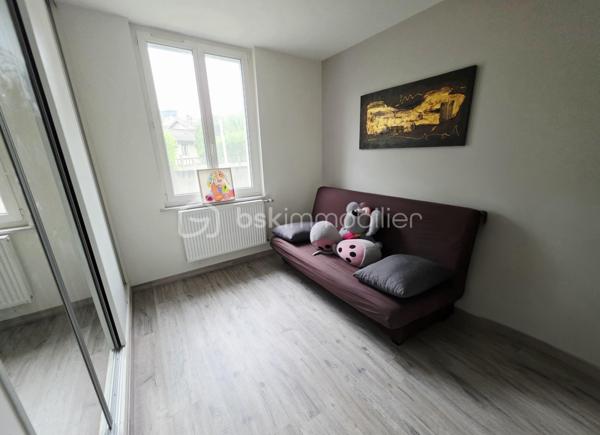 EXCLUSIVITÉ BSK IMMOBILIER STEPHANIE MASSON 

Situé à Vouziers, découvrez cet ensemble immobilier rare composé de deux maisons d’habitation ainsi que d’un vaste terrain constructible, pour une contenance totale d’environ 3 350 m².

Derrière cette magnifique bâtisse de caractère datant de la fin du XIXe siècle se cache un potentiel exceptionnel, aussi bien pour une résidence familiale, un projet multigénérationnel, une activité locative ou un investissement immobilier.

La maison principale développe environ 214 m², dont environ 110 m² actuellement rénovés et habitables. Vous y découvrirez une belle pièce de vie lumineuse d’environ 47 m² avec cuisine équipée ouverte sur salon-séjour, une buanderie, deux chambres ainsi qu’une salle de bain avec WC.

Cette partie bénéficie de menuiseries double vitrage ainsi que d’un chauffage central gaz de ville par chaudière à condensation (absence d’anomalie gaz). La toiture principale date de 1990.

Le DPE actuel de cette maison est classé F (319 kWh/m²/an) et GES F (70 kgCO₂/m²/an). À noter que cette classification est fortement impactée par les deux étages non rénovés, qui ne disposent actuellement ni de chauffage, ni d’isolation, avec des menuiseries simple vitrage. Cette partie nécessite donc une rénovation complète.

Le reste de la bâtisse (1er et 2ème étage) offre encore de très beaux volumes comprenant notamment :

plusieurs chambres,
salle de bain,
salle d’eau,
pièces annexes,
terrasse de plus de 60 m² au 1er étage.

L’ensemble de ces niveaux est entièrement à rénover : isolation, chauffage, électricité, menuiseries, revêtements et aménagements intérieurs.

Concernant le rez-de-chaussée déjà aménagé, quelques finitions restent à prévoir, notamment au niveau de la cuisine.

La maison dispose également :

d’une terrasse au rez-de-chaussée,
d’une cave sous l’ensemble de la surface,
d’un garage.

Une seconde maison de plain-pied d’environ 138 m² complète cet ensemble immobilier. Anciennement proposée à la location, elle comprend une entrée desservant une cuisine équipée, un salon, quatre chambres ainsi qu’une salle de bain avec WC. Vous y trouverez également une terrasse d’environ 40 m² et un garage.

Le DPE actuel de cette maison est classé D (248 kWh/m²/an) et GES D (42 kgCO₂/m²/an).

Cette seconde habitation nécessite quelques finitions. La toiture date de 2010.

Les + :
✔ Ensemble immobilier rare sur le secteur
✔ Cachet exceptionnel de l’ancien
✔ Terrain constructible en zone UBv
✔ Deux habitations indépendantes
✔ Possibilité de projet locatif ou familial
✔ Fort potentiel de valorisation
✔ Toiture principale de 1990

Il est également possible de détacher et revendre environ 2 000 m² de terrain situés en zone UBv, représentant un véritable atout supplémentaire pour un futur acquéreur ou investisseur.

Ce bien atypique séduira les amateurs de belles pierres, les investisseurs ou les acquéreurs à la recherche d’un projet immobilier d’envergure.

Secteur classé ABF.

Prix de vente : 212 000 € FAI

Taxe foncière : 2 813 €

Pour plus d’informations ou organiser une visite, contactez-moi au 06 59 60 36 68.