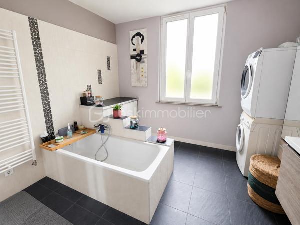 EXCLUSIVITÉ BSK IMMOBILIER STEPHANIE MASSON 

Situé à Vouziers, découvrez cet ensemble immobilier rare composé de deux maisons d’habitation ainsi que d’un vaste terrain constructible, pour une contenance totale d’environ 3 350 m².

Derrière cette magnifique bâtisse de caractère datant de la fin du XIXe siècle se cache un potentiel exceptionnel, aussi bien pour une résidence familiale, un projet multigénérationnel, une activité locative ou un investissement immobilier.

La maison principale développe environ 214 m², dont environ 110 m² actuellement rénovés et habitables. Vous y découvrirez une belle pièce de vie lumineuse d’environ 47 m² avec cuisine équipée ouverte sur salon-séjour, une buanderie, deux chambres ainsi qu’une salle de bain avec WC.

Cette partie bénéficie de menuiseries double vitrage ainsi que d’un chauffage central gaz de ville par chaudière à condensation (absence d’anomalie gaz). La toiture principale date de 1990.

Le DPE actuel de cette maison est classé F (319 kWh/m²/an) et GES F (70 kgCO₂/m²/an). À noter que cette classification est fortement impactée par les deux étages non rénovés, qui ne disposent actuellement ni de chauffage, ni d’isolation, avec des menuiseries simple vitrage. Cette partie nécessite donc une rénovation complète.

Le reste de la bâtisse (1er et 2ème étage) offre encore de très beaux volumes comprenant notamment :

plusieurs chambres,
salle de bain,
salle d’eau,
pièces annexes,
terrasse de plus de 60 m² au 1er étage.

L’ensemble de ces niveaux est entièrement à rénover : isolation, chauffage, électricité, menuiseries, revêtements et aménagements intérieurs.

Concernant le rez-de-chaussée déjà aménagé, quelques finitions restent à prévoir, notamment au niveau de la cuisine.

La maison dispose également :

d’une terrasse au rez-de-chaussée,
d’une cave sous l’ensemble de la surface,
d’un garage.

Une seconde maison de plain-pied d’environ 138 m² complète cet ensemble immobilier. Anciennement proposée à la location, elle comprend une entrée desservant une cuisine équipée, un salon, quatre chambres ainsi qu’une salle de bain avec WC. Vous y trouverez également une terrasse d’environ 40 m² et un garage.

Le DPE actuel de cette maison est classé D (248 kWh/m²/an) et GES D (42 kgCO₂/m²/an).

Cette seconde habitation nécessite quelques finitions. La toiture date de 2010.

Les + :
✔ Ensemble immobilier rare sur le secteur
✔ Cachet exceptionnel de l’ancien
✔ Terrain constructible en zone UBv
✔ Deux habitations indépendantes
✔ Possibilité de projet locatif ou familial
✔ Fort potentiel de valorisation
✔ Toiture principale de 1990

Il est également possible de détacher et revendre environ 2 000 m² de terrain situés en zone UBv, représentant un véritable atout supplémentaire pour un futur acquéreur ou investisseur.

Ce bien atypique séduira les amateurs de belles pierres, les investisseurs ou les acquéreurs à la recherche d’un projet immobilier d’envergure.

Secteur classé ABF.

Prix de vente : 212 000 € FAI

Taxe foncière : 2 813 €

Pour plus d’informations ou organiser une visite, contactez-moi au 06 59 60 36 68.
