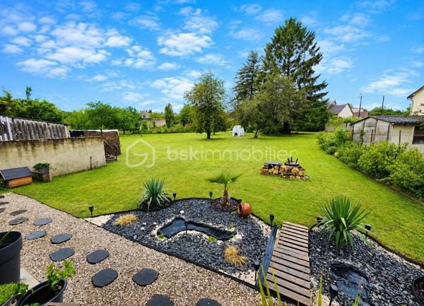 EXCLUSIVITÉ BSK IMMOBILIER STEPHANIE MASSON 

Situé à Vouziers, découvrez cet ensemble immobilier rare composé de deux maisons d’habitation ainsi que d’un vaste terrain constructible, pour une contenance totale d’environ 3 350 m².

Derrière cette magnifique bâtisse de caractère datant de la fin du XIXe siècle se cache un potentiel exceptionnel, aussi bien pour une résidence familiale, un projet multigénérationnel, une activité locative ou un investissement immobilier.

La maison principale développe environ 214 m², dont environ 110 m² actuellement rénovés et habitables. Vous y découvrirez une belle pièce de vie lumineuse d’environ 47 m² avec cuisine équipée ouverte sur salon-séjour, une buanderie, deux chambres ainsi qu’une salle de bain avec WC.

Cette partie bénéficie de menuiseries double vitrage ainsi que d’un chauffage central gaz de ville par chaudière à condensation (absence d’anomalie gaz). La toiture principale date de 1990.

Le DPE actuel de cette maison est classé F (319 kWh/m²/an) et GES F (70 kgCO₂/m²/an). À noter que cette classification est fortement impactée par les deux étages non rénovés, qui ne disposent actuellement ni de chauffage, ni d’isolation, avec des menuiseries simple vitrage. Cette partie nécessite donc une rénovation complète.

Le reste de la bâtisse (1er et 2ème étage) offre encore de très beaux volumes comprenant notamment :

plusieurs chambres,
salle de bain,
salle d’eau,
pièces annexes,
terrasse de plus de 60 m² au 1er étage.

L’ensemble de ces niveaux est entièrement à rénover : isolation, chauffage, électricité, menuiseries, revêtements et aménagements intérieurs.

Concernant le rez-de-chaussée déjà aménagé, quelques finitions restent à prévoir, notamment au niveau de la cuisine.

La maison dispose également :

d’une terrasse au rez-de-chaussée,
d’une cave sous l’ensemble de la surface,
d’un garage.

Une seconde maison de plain-pied d’environ 138 m² complète cet ensemble immobilier. Anciennement proposée à la location, elle comprend une entrée desservant une cuisine équipée, un salon, quatre chambres ainsi qu’une salle de bain avec WC. Vous y trouverez également une terrasse d’environ 40 m² et un garage.

Le DPE actuel de cette maison est classé D (248 kWh/m²/an) et GES D (42 kgCO₂/m²/an).

Cette seconde habitation nécessite quelques finitions. La toiture date de 2010.

Les + :
✔ Ensemble immobilier rare sur le secteur
✔ Cachet exceptionnel de l’ancien
✔ Terrain constructible en zone UBv
✔ Deux habitations indépendantes
✔ Possibilité de projet locatif ou familial
✔ Fort potentiel de valorisation
✔ Toiture principale de 1990

Il est également possible de détacher et revendre environ 2 000 m² de terrain situés en zone UBv, représentant un véritable atout supplémentaire pour un futur acquéreur ou investisseur.

Ce bien atypique séduira les amateurs de belles pierres, les investisseurs ou les acquéreurs à la recherche d’un projet immobilier d’envergure.

Secteur classé ABF.

Prix de vente : 212 000 € FAI

Taxe foncière : 2 813 €

Pour plus d’informations ou organiser une visite, contactez-moi au 06 59 60 36 68.