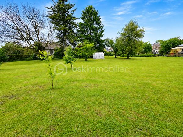 EXCLUSIVITÉ BSK IMMOBILIER STEPHANIE MASSON 

Situé à Vouziers, découvrez cet ensemble immobilier rare composé de deux maisons d’habitation ainsi que d’un vaste terrain constructible, pour une contenance totale d’environ 3 350 m².

Derrière cette magnifique bâtisse de caractère datant de la fin du XIXe siècle se cache un potentiel exceptionnel, aussi bien pour une résidence familiale, un projet multigénérationnel, une activité locative ou un investissement immobilier.

La maison principale développe environ 214 m², dont environ 110 m² actuellement rénovés et habitables. Vous y découvrirez une belle pièce de vie lumineuse d’environ 47 m² avec cuisine équipée ouverte sur salon-séjour, une buanderie, deux chambres ainsi qu’une salle de bain avec WC.

Cette partie bénéficie de menuiseries double vitrage ainsi que d’un chauffage central gaz de ville par chaudière à condensation (absence d’anomalie gaz). La toiture principale date de 1990.

Le DPE actuel de cette maison est classé F (319 kWh/m²/an) et GES F (70 kgCO₂/m²/an). À noter que cette classification est fortement impactée par les deux étages non rénovés, qui ne disposent actuellement ni de chauffage, ni d’isolation, avec des menuiseries simple vitrage. Cette partie nécessite donc une rénovation complète.

Le reste de la bâtisse (1er et 2ème étage) offre encore de très beaux volumes comprenant notamment :

plusieurs chambres,
salle de bain,
salle d’eau,
pièces annexes,
terrasse de plus de 60 m² au 1er étage.

L’ensemble de ces niveaux est entièrement à rénover : isolation, chauffage, électricité, menuiseries, revêtements et aménagements intérieurs.

Concernant le rez-de-chaussée déjà aménagé, quelques finitions restent à prévoir, notamment au niveau de la cuisine.

La maison dispose également :

d’une terrasse au rez-de-chaussée,
d’une cave sous l’ensemble de la surface,
d’un garage.

Une seconde maison de plain-pied d’environ 138 m² complète cet ensemble immobilier. Anciennement proposée à la location, elle comprend une entrée desservant une cuisine équipée, un salon, quatre chambres ainsi qu’une salle de bain avec WC. Vous y trouverez également une terrasse d’environ 40 m² et un garage.

Le DPE actuel de cette maison est classé D (248 kWh/m²/an) et GES D (42 kgCO₂/m²/an).

Cette seconde habitation nécessite quelques finitions. La toiture date de 2010.

Les + :
✔ Ensemble immobilier rare sur le secteur
✔ Cachet exceptionnel de l’ancien
✔ Terrain constructible en zone UBv
✔ Deux habitations indépendantes
✔ Possibilité de projet locatif ou familial
✔ Fort potentiel de valorisation
✔ Toiture principale de 1990

Il est également possible de détacher et revendre environ 2 000 m² de terrain situés en zone UBv, représentant un véritable atout supplémentaire pour un futur acquéreur ou investisseur.

Ce bien atypique séduira les amateurs de belles pierres, les investisseurs ou les acquéreurs à la recherche d’un projet immobilier d’envergure.

Secteur classé ABF.

Prix de vente : 212 000 € FAI

Taxe foncière : 2 813 €

Pour plus d’informations ou organiser une visite, contactez-moi au 06 59 60 36 68.