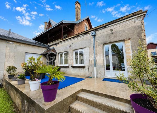 EXCLUSIVITÉ BSK IMMOBILIER STEPHANIE MASSON 

Situé à Vouziers, découvrez cet ensemble immobilier rare composé de deux maisons d’habitation ainsi que d’un vaste terrain constructible, pour une contenance totale d’environ 3 350 m².

Derrière cette magnifique bâtisse de caractère datant de la fin du XIXe siècle se cache un potentiel exceptionnel, aussi bien pour une résidence familiale, un projet multigénérationnel, une activité locative ou un investissement immobilier.

La maison principale développe environ 214 m², dont environ 110 m² actuellement rénovés et habitables. Vous y découvrirez une belle pièce de vie lumineuse d’environ 47 m² avec cuisine équipée ouverte sur salon-séjour, une buanderie, deux chambres ainsi qu’une salle de bain avec WC.

Cette partie bénéficie de menuiseries double vitrage ainsi que d’un chauffage central gaz de ville par chaudière à condensation (absence d’anomalie gaz). La toiture principale date de 1990.

Le DPE actuel de cette maison est classé F (319 kWh/m²/an) et GES F (70 kgCO₂/m²/an). À noter que cette classification est fortement impactée par les deux étages non rénovés, qui ne disposent actuellement ni de chauffage, ni d’isolation, avec des menuiseries simple vitrage. Cette partie nécessite donc une rénovation complète.

Le reste de la bâtisse (1er et 2ème étage) offre encore de très beaux volumes comprenant notamment :

plusieurs chambres,
salle de bain,
salle d’eau,
pièces annexes,
terrasse de plus de 60 m² au 1er étage.

L’ensemble de ces niveaux est entièrement à rénover : isolation, chauffage, électricité, menuiseries, revêtements et aménagements intérieurs.

Concernant le rez-de-chaussée déjà aménagé, quelques finitions restent à prévoir, notamment au niveau de la cuisine.

La maison dispose également :

d’une terrasse au rez-de-chaussée,
d’une cave sous l’ensemble de la surface,
d’un garage.

Une seconde maison de plain-pied d’environ 138 m² complète cet ensemble immobilier. Anciennement proposée à la location, elle comprend une entrée desservant une cuisine équipée, un salon, quatre chambres ainsi qu’une salle de bain avec WC. Vous y trouverez également une terrasse d’environ 40 m² et un garage.

Le DPE actuel de cette maison est classé D (248 kWh/m²/an) et GES D (42 kgCO₂/m²/an).

Cette seconde habitation nécessite quelques finitions. La toiture date de 2010.

Les + :
✔ Ensemble immobilier rare sur le secteur
✔ Cachet exceptionnel de l’ancien
✔ Terrain constructible en zone UBv
✔ Deux habitations indépendantes
✔ Possibilité de projet locatif ou familial
✔ Fort potentiel de valorisation
✔ Toiture principale de 1990

Il est également possible de détacher et revendre environ 2 000 m² de terrain situés en zone UBv, représentant un véritable atout supplémentaire pour un futur acquéreur ou investisseur.

Ce bien atypique séduira les amateurs de belles pierres, les investisseurs ou les acquéreurs à la recherche d’un projet immobilier d’envergure.

Secteur classé ABF.

Prix de vente : 212 000 € FAI

Taxe foncière : 2 813 €

Pour plus d’informations ou organiser une visite, contactez-moi au 06 59 60 36 68.