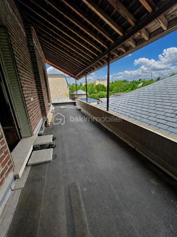 EXCLUSIVITÉ BSK IMMOBILIER STEPHANIE MASSON 

Situé à Vouziers, découvrez cet ensemble immobilier rare composé de deux maisons d’habitation ainsi que d’un vaste terrain constructible, pour une contenance totale d’environ 3 350 m².

Derrière cette magnifique bâtisse de caractère datant de la fin du XIXe siècle se cache un potentiel exceptionnel, aussi bien pour une résidence familiale, un projet multigénérationnel, une activité locative ou un investissement immobilier.

La maison principale développe environ 214 m², dont environ 110 m² actuellement rénovés et habitables. Vous y découvrirez une belle pièce de vie lumineuse d’environ 47 m² avec cuisine équipée ouverte sur salon-séjour, une buanderie, deux chambres ainsi qu’une salle de bain avec WC.

Cette partie bénéficie de menuiseries double vitrage ainsi que d’un chauffage central gaz de ville par chaudière à condensation (absence d’anomalie gaz). La toiture principale date de 1990.

Le DPE actuel de cette maison est classé F (319 kWh/m²/an) et GES F (70 kgCO₂/m²/an). À noter que cette classification est fortement impactée par les deux étages non rénovés, qui ne disposent actuellement ni de chauffage, ni d’isolation, avec des menuiseries simple vitrage. Cette partie nécessite donc une rénovation complète.

Le reste de la bâtisse (1er et 2ème étage) offre encore de très beaux volumes comprenant notamment :

plusieurs chambres,
salle de bain,
salle d’eau,
pièces annexes,
terrasse de plus de 60 m² au 1er étage.

L’ensemble de ces niveaux est entièrement à rénover : isolation, chauffage, électricité, menuiseries, revêtements et aménagements intérieurs.

Concernant le rez-de-chaussée déjà aménagé, quelques finitions restent à prévoir, notamment au niveau de la cuisine.

La maison dispose également :

d’une terrasse au rez-de-chaussée,
d’une cave sous l’ensemble de la surface,
d’un garage.

Une seconde maison de plain-pied d’environ 138 m² complète cet ensemble immobilier. Anciennement proposée à la location, elle comprend une entrée desservant une cuisine équipée, un salon, quatre chambres ainsi qu’une salle de bain avec WC. Vous y trouverez également une terrasse d’environ 40 m² et un garage.

Le DPE actuel de cette maison est classé D (248 kWh/m²/an) et GES D (42 kgCO₂/m²/an).

Cette seconde habitation nécessite quelques finitions. La toiture date de 2010.

Les + :
✔ Ensemble immobilier rare sur le secteur
✔ Cachet exceptionnel de l’ancien
✔ Terrain constructible en zone UBv
✔ Deux habitations indépendantes
✔ Possibilité de projet locatif ou familial
✔ Fort potentiel de valorisation
✔ Toiture principale de 1990

Il est également possible de détacher et revendre environ 2 000 m² de terrain situés en zone UBv, représentant un véritable atout supplémentaire pour un futur acquéreur ou investisseur.

Ce bien atypique séduira les amateurs de belles pierres, les investisseurs ou les acquéreurs à la recherche d’un projet immobilier d’envergure.

Secteur classé ABF.

Prix de vente : 212 000 € FAI

Taxe foncière : 2 813 €

Pour plus d’informations ou organiser une visite, contactez-moi au 06 59 60 36 68.