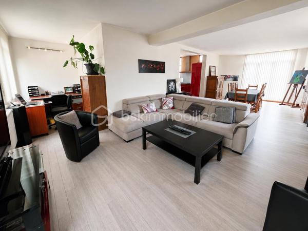EXCLUSIVITÉ BSK IMMOBILIER STEPHANIE MASSON 

Situé à Vouziers, découvrez cet ensemble immobilier rare composé de deux maisons d’habitation ainsi que d’un vaste terrain constructible, pour une contenance totale d’environ 3 350 m².

Derrière cette magnifique bâtisse de caractère datant de la fin du XIXe siècle se cache un potentiel exceptionnel, aussi bien pour une résidence familiale, un projet multigénérationnel, une activité locative ou un investissement immobilier.

La maison principale développe environ 214 m², dont environ 110 m² actuellement rénovés et habitables. Vous y découvrirez une belle pièce de vie lumineuse d’environ 47 m² avec cuisine équipée ouverte sur salon-séjour, une buanderie, deux chambres ainsi qu’une salle de bain avec WC.

Cette partie bénéficie de menuiseries double vitrage ainsi que d’un chauffage central gaz de ville par chaudière à condensation (absence d’anomalie gaz). La toiture principale date de 1990.

Le DPE actuel de cette maison est classé F (319 kWh/m²/an) et GES F (70 kgCO₂/m²/an). À noter que cette classification est fortement impactée par les deux étages non rénovés, qui ne disposent actuellement ni de chauffage, ni d’isolation, avec des menuiseries simple vitrage. Cette partie nécessite donc une rénovation complète.

Le reste de la bâtisse (1er et 2ème étage) offre encore de très beaux volumes comprenant notamment :

plusieurs chambres,
salle de bain,
salle d’eau,
pièces annexes,
terrasse de plus de 60 m² au 1er étage.

L’ensemble de ces niveaux est entièrement à rénover : isolation, chauffage, électricité, menuiseries, revêtements et aménagements intérieurs.

Concernant le rez-de-chaussée déjà aménagé, quelques finitions restent à prévoir, notamment au niveau de la cuisine.

La maison dispose également :

d’une terrasse au rez-de-chaussée,
d’une cave sous l’ensemble de la surface,
d’un garage.

Une seconde maison de plain-pied d’environ 138 m² complète cet ensemble immobilier. Anciennement proposée à la location, elle comprend une entrée desservant une cuisine équipée, un salon, quatre chambres ainsi qu’une salle de bain avec WC. Vous y trouverez également une terrasse d’environ 40 m² et un garage.

Le DPE actuel de cette maison est classé D (248 kWh/m²/an) et GES D (42 kgCO₂/m²/an).

Cette seconde habitation nécessite quelques finitions. La toiture date de 2010.

Les + :
✔ Ensemble immobilier rare sur le secteur
✔ Cachet exceptionnel de l’ancien
✔ Terrain constructible en zone UBv
✔ Deux habitations indépendantes
✔ Possibilité de projet locatif ou familial
✔ Fort potentiel de valorisation
✔ Toiture principale de 1990

Il est également possible de détacher et revendre environ 2 000 m² de terrain situés en zone UBv, représentant un véritable atout supplémentaire pour un futur acquéreur ou investisseur.

Ce bien atypique séduira les amateurs de belles pierres, les investisseurs ou les acquéreurs à la recherche d’un projet immobilier d’envergure.

Secteur classé ABF.

Prix de vente : 212 000 € FAI

Taxe foncière : 2 813 €

Pour plus d’informations ou organiser une visite, contactez-moi au 06 59 60 36 68.