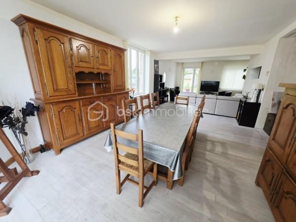 EXCLUSIVITÉ BSK IMMOBILIER STEPHANIE MASSON 

Situé à Vouziers, découvrez cet ensemble immobilier rare composé de deux maisons d’habitation ainsi que d’un vaste terrain constructible, pour une contenance totale d’environ 3 350 m².

Derrière cette magnifique bâtisse de caractère datant de la fin du XIXe siècle se cache un potentiel exceptionnel, aussi bien pour une résidence familiale, un projet multigénérationnel, une activité locative ou un investissement immobilier.

La maison principale développe environ 214 m², dont environ 110 m² actuellement rénovés et habitables. Vous y découvrirez une belle pièce de vie lumineuse d’environ 47 m² avec cuisine équipée ouverte sur salon-séjour, une buanderie, deux chambres ainsi qu’une salle de bain avec WC.

Cette partie bénéficie de menuiseries double vitrage ainsi que d’un chauffage central gaz de ville par chaudière à condensation (absence d’anomalie gaz). La toiture principale date de 1990.

Le DPE actuel de cette maison est classé F (319 kWh/m²/an) et GES F (70 kgCO₂/m²/an). À noter que cette classification est fortement impactée par les deux étages non rénovés, qui ne disposent actuellement ni de chauffage, ni d’isolation, avec des menuiseries simple vitrage. Cette partie nécessite donc une rénovation complète.

Le reste de la bâtisse (1er et 2ème étage) offre encore de très beaux volumes comprenant notamment :

plusieurs chambres,
salle de bain,
salle d’eau,
pièces annexes,
terrasse de plus de 60 m² au 1er étage.

L’ensemble de ces niveaux est entièrement à rénover : isolation, chauffage, électricité, menuiseries, revêtements et aménagements intérieurs.

Concernant le rez-de-chaussée déjà aménagé, quelques finitions restent à prévoir, notamment au niveau de la cuisine.

La maison dispose également :

d’une terrasse au rez-de-chaussée,
d’une cave sous l’ensemble de la surface,
d’un garage.

Une seconde maison de plain-pied d’environ 138 m² complète cet ensemble immobilier. Anciennement proposée à la location, elle comprend une entrée desservant une cuisine équipée, un salon, quatre chambres ainsi qu’une salle de bain avec WC. Vous y trouverez également une terrasse d’environ 40 m² et un garage.

Le DPE actuel de cette maison est classé D (248 kWh/m²/an) et GES D (42 kgCO₂/m²/an).

Cette seconde habitation nécessite quelques finitions. La toiture date de 2010.

Les + :
✔ Ensemble immobilier rare sur le secteur
✔ Cachet exceptionnel de l’ancien
✔ Terrain constructible en zone UBv
✔ Deux habitations indépendantes
✔ Possibilité de projet locatif ou familial
✔ Fort potentiel de valorisation
✔ Toiture principale de 1990

Il est également possible de détacher et revendre environ 2 000 m² de terrain situés en zone UBv, représentant un véritable atout supplémentaire pour un futur acquéreur ou investisseur.

Ce bien atypique séduira les amateurs de belles pierres, les investisseurs ou les acquéreurs à la recherche d’un projet immobilier d’envergure.

Secteur classé ABF.

Prix de vente : 212 000 € FAI

Taxe foncière : 2 813 €

Pour plus d’informations ou organiser une visite, contactez-moi au 06 59 60 36 68.