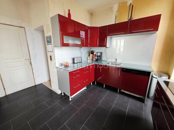 EXCLUSIVITÉ BSK IMMOBILIER STEPHANIE MASSON 

Situé à Vouziers, découvrez cet ensemble immobilier rare composé de deux maisons d’habitation ainsi que d’un vaste terrain constructible, pour une contenance totale d’environ 3 350 m².

Derrière cette magnifique bâtisse de caractère datant de la fin du XIXe siècle se cache un potentiel exceptionnel, aussi bien pour une résidence familiale, un projet multigénérationnel, une activité locative ou un investissement immobilier.

La maison principale développe environ 214 m², dont environ 110 m² actuellement rénovés et habitables. Vous y découvrirez une belle pièce de vie lumineuse d’environ 47 m² avec cuisine équipée ouverte sur salon-séjour, une buanderie, deux chambres ainsi qu’une salle de bain avec WC.

Cette partie bénéficie de menuiseries double vitrage ainsi que d’un chauffage central gaz de ville par chaudière à condensation (absence d’anomalie gaz). La toiture principale date de 1990.

Le DPE actuel de cette maison est classé F (319 kWh/m²/an) et GES F (70 kgCO₂/m²/an). À noter que cette classification est fortement impactée par les deux étages non rénovés, qui ne disposent actuellement ni de chauffage, ni d’isolation, avec des menuiseries simple vitrage. Cette partie nécessite donc une rénovation complète.

Le reste de la bâtisse (1er et 2ème étage) offre encore de très beaux volumes comprenant notamment :

plusieurs chambres,
salle de bain,
salle d’eau,
pièces annexes,
terrasse de plus de 60 m² au 1er étage.

L’ensemble de ces niveaux est entièrement à rénover : isolation, chauffage, électricité, menuiseries, revêtements et aménagements intérieurs.

Concernant le rez-de-chaussée déjà aménagé, quelques finitions restent à prévoir, notamment au niveau de la cuisine.

La maison dispose également :

d’une terrasse au rez-de-chaussée,
d’une cave sous l’ensemble de la surface,
d’un garage.

Une seconde maison de plain-pied d’environ 138 m² complète cet ensemble immobilier. Anciennement proposée à la location, elle comprend une entrée desservant une cuisine équipée, un salon, quatre chambres ainsi qu’une salle de bain avec WC. Vous y trouverez également une terrasse d’environ 40 m² et un garage.

Le DPE actuel de cette maison est classé D (248 kWh/m²/an) et GES D (42 kgCO₂/m²/an).

Cette seconde habitation nécessite quelques finitions. La toiture date de 2010.

Les + :
✔ Ensemble immobilier rare sur le secteur
✔ Cachet exceptionnel de l’ancien
✔ Terrain constructible en zone UBv
✔ Deux habitations indépendantes
✔ Possibilité de projet locatif ou familial
✔ Fort potentiel de valorisation
✔ Toiture principale de 1990

Il est également possible de détacher et revendre environ 2 000 m² de terrain situés en zone UBv, représentant un véritable atout supplémentaire pour un futur acquéreur ou investisseur.

Ce bien atypique séduira les amateurs de belles pierres, les investisseurs ou les acquéreurs à la recherche d’un projet immobilier d’envergure.

Secteur classé ABF.

Prix de vente : 212 000 € FAI

Taxe foncière : 2 813 €

Pour plus d’informations ou organiser une visite, contactez-moi au 06 59 60 36 68.