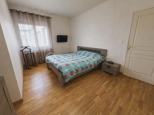 EXCLUSIVITÉ BSK IMMOBILIER STEPHANIE MASSON 

Situé à Vouziers, découvrez cet ensemble immobilier rare composé de deux maisons d’habitation ainsi que d’un vaste terrain constructible, pour une contenance totale d’environ 3 350 m².

Derrière cette magnifique bâtisse de caractère datant de la fin du XIXe siècle se cache un potentiel exceptionnel, aussi bien pour une résidence familiale, un projet multigénérationnel, une activité locative ou un investissement immobilier.

La maison principale développe environ 214 m², dont environ 110 m² actuellement rénovés et habitables. Vous y découvrirez une belle pièce de vie lumineuse d’environ 47 m² avec cuisine équipée ouverte sur salon-séjour, une buanderie, deux chambres ainsi qu’une salle de bain avec WC.

Cette partie bénéficie de menuiseries double vitrage ainsi que d’un chauffage central gaz de ville par chaudière à condensation (absence d’anomalie gaz). La toiture principale date de 1990.

Le DPE actuel de cette maison est classé F (319 kWh/m²/an) et GES F (70 kgCO₂/m²/an). À noter que cette classification est fortement impactée par les deux étages non rénovés, qui ne disposent actuellement ni de chauffage, ni d’isolation, avec des menuiseries simple vitrage. Cette partie nécessite donc une rénovation complète.

Le reste de la bâtisse (1er et 2ème étage) offre encore de très beaux volumes comprenant notamment :

plusieurs chambres,
salle de bain,
salle d’eau,
pièces annexes,
terrasse de plus de 60 m² au 1er étage.

L’ensemble de ces niveaux est entièrement à rénover : isolation, chauffage, électricité, menuiseries, revêtements et aménagements intérieurs.

Concernant le rez-de-chaussée déjà aménagé, quelques finitions restent à prévoir, notamment au niveau de la cuisine.

La maison dispose également :

d’une terrasse au rez-de-chaussée,
d’une cave sous l’ensemble de la surface,
d’un garage.

Une seconde maison de plain-pied d’environ 138 m² complète cet ensemble immobilier. Anciennement proposée à la location, elle comprend une entrée desservant une cuisine équipée, un salon, quatre chambres ainsi qu’une salle de bain avec WC. Vous y trouverez également une terrasse d’environ 40 m² et un garage.

Le DPE actuel de cette maison est classé D (248 kWh/m²/an) et GES D (42 kgCO₂/m²/an).

Cette seconde habitation nécessite quelques finitions. La toiture date de 2010.

Les + :
✔ Ensemble immobilier rare sur le secteur
✔ Cachet exceptionnel de l’ancien
✔ Terrain constructible en zone UBv
✔ Deux habitations indépendantes
✔ Possibilité de projet locatif ou familial
✔ Fort potentiel de valorisation
✔ Toiture principale de 1990

Il est également possible de détacher et revendre environ 2 000 m² de terrain situés en zone UBv, représentant un véritable atout supplémentaire pour un futur acquéreur ou investisseur.

Ce bien atypique séduira les amateurs de belles pierres, les investisseurs ou les acquéreurs à la recherche d’un projet immobilier d’envergure.

Secteur classé ABF.

Prix de vente : 212 000 € FAI

Taxe foncière : 2 813 €

Pour plus d’informations ou organiser une visite, contactez-moi au 06 59 60 36 68.