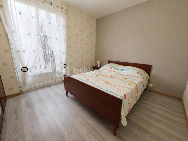 EXCLUSIVITÉ BSK IMMOBILIER STEPHANIE MASSON 

Situé à Vouziers, découvrez cet ensemble immobilier rare composé de deux maisons d’habitation ainsi que d’un vaste terrain constructible, pour une contenance totale d’environ 3 350 m².

Derrière cette magnifique bâtisse de caractère datant de la fin du XIXe siècle se cache un potentiel exceptionnel, aussi bien pour une résidence familiale, un projet multigénérationnel, une activité locative ou un investissement immobilier.

La maison principale développe environ 214 m², dont environ 110 m² actuellement rénovés et habitables. Vous y découvrirez une belle pièce de vie lumineuse d’environ 47 m² avec cuisine équipée ouverte sur salon-séjour, une buanderie, deux chambres ainsi qu’une salle de bain avec WC.

Cette partie bénéficie de menuiseries double vitrage ainsi que d’un chauffage central gaz de ville par chaudière à condensation (absence d’anomalie gaz). La toiture principale date de 1990.

Le DPE actuel de cette maison est classé F (319 kWh/m²/an) et GES F (70 kgCO₂/m²/an). À noter que cette classification est fortement impactée par les deux étages non rénovés, qui ne disposent actuellement ni de chauffage, ni d’isolation, avec des menuiseries simple vitrage. Cette partie nécessite donc une rénovation complète.

Le reste de la bâtisse (1er et 2ème étage) offre encore de très beaux volumes comprenant notamment :

plusieurs chambres,
salle de bain,
salle d’eau,
pièces annexes,
terrasse de plus de 60 m² au 1er étage.

L’ensemble de ces niveaux est entièrement à rénover : isolation, chauffage, électricité, menuiseries, revêtements et aménagements intérieurs.

Concernant le rez-de-chaussée déjà aménagé, quelques finitions restent à prévoir, notamment au niveau de la cuisine.

La maison dispose également :

d’une terrasse au rez-de-chaussée,
d’une cave sous l’ensemble de la surface,
d’un garage.

Une seconde maison de plain-pied d’environ 138 m² complète cet ensemble immobilier. Anciennement proposée à la location, elle comprend une entrée desservant une cuisine équipée, un salon, quatre chambres ainsi qu’une salle de bain avec WC. Vous y trouverez également une terrasse d’environ 40 m² et un garage.

Le DPE actuel de cette maison est classé D (248 kWh/m²/an) et GES D (42 kgCO₂/m²/an).

Cette seconde habitation nécessite quelques finitions. La toiture date de 2010.

Les + :
✔ Ensemble immobilier rare sur le secteur
✔ Cachet exceptionnel de l’ancien
✔ Terrain constructible en zone UBv
✔ Deux habitations indépendantes
✔ Possibilité de projet locatif ou familial
✔ Fort potentiel de valorisation
✔ Toiture principale de 1990

Il est également possible de détacher et revendre environ 2 000 m² de terrain situés en zone UBv, représentant un véritable atout supplémentaire pour un futur acquéreur ou investisseur.

Ce bien atypique séduira les amateurs de belles pierres, les investisseurs ou les acquéreurs à la recherche d’un projet immobilier d’envergure.

Secteur classé ABF.

Prix de vente : 212 000 € FAI

Taxe foncière : 2 813 €

Pour plus d’informations ou organiser une visite, contactez-moi au 06 59 60 36 68.