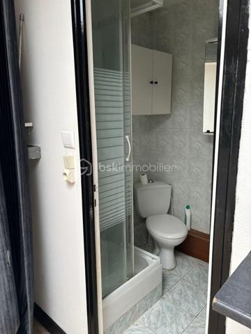 📍 Amiens – Secteur gare / centre-ville

À seulement 2 minutes à pied de la gare et à proximité immédiate du centre-ville, découvrez ce studio de 20,13 m² Carrez situé en rez-de-chaussée, au sein d’une cour intérieure sécurisée.
Le logement bénéficie d’un accès indépendant en retrait des autres habitations, avec deux accès sécurisés par porte et digicode avant d’accéder au studio, offrant un cadre calme et rassurant en plein centre-ville.

🔧 Plusieurs travaux récents ont été réalisés :
électricité aux normes
VMC récente
ballon d’eau chaude récent

Le logement sera vendu libre de tout mobilier.
🏠 Composition :
- pièce de vie
- espace cuisine
- salle d’eau avec WC

✅ Les + :
emplacement recherché
gare accessible à pied
cour intérieure au calme
double accès avant studio
petite copropriété
forte demande locative sur ce secteur

💡 Informations complémentaires :

Chauffage électrique individuel
Taxe foncière : 596 €/an
Charges de copropriété actuellement estimées à environ 850 €/an (nouveau syndic récemment mis en place)

📞 Pour plus d’informations ou organiser une visite, contactez-moi.