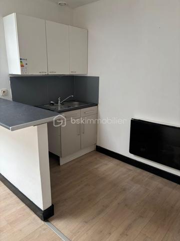 📍 Amiens – Secteur gare / centre-ville

À seulement 2 minutes à pied de la gare et à proximité immédiate du centre-ville, découvrez ce studio de 20,13 m² Carrez situé en rez-de-chaussée, au sein d’une cour intérieure sécurisée.
Le logement bénéficie d’un accès indépendant en retrait des autres habitations, avec deux accès sécurisés par porte et digicode avant d’accéder au studio, offrant un cadre calme et rassurant en plein centre-ville.

🔧 Plusieurs travaux récents ont été réalisés :
électricité aux normes
VMC récente
ballon d’eau chaude récent

Le logement sera vendu libre de tout mobilier.
🏠 Composition :
- pièce de vie
- espace cuisine
- salle d’eau avec WC

✅ Les + :
emplacement recherché
gare accessible à pied
cour intérieure au calme
double accès avant studio
petite copropriété
forte demande locative sur ce secteur

💡 Informations complémentaires :

Chauffage électrique individuel
Taxe foncière : 596 €/an
Charges de copropriété actuellement estimées à environ 850 €/an (nouveau syndic récemment mis en place)

📞 Pour plus d’informations ou organiser une visite, contactez-moi.
