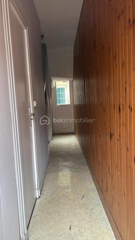 📍 Amiens – Secteur gare / centre-ville

À seulement 2 minutes à pied de la gare et à proximité immédiate du centre-ville, découvrez ce studio de 20,13 m² Carrez situé en rez-de-chaussée, au sein d’une cour intérieure sécurisée.
Le logement bénéficie d’un accès indépendant en retrait des autres habitations, avec deux accès sécurisés par porte et digicode avant d’accéder au studio, offrant un cadre calme et rassurant en plein centre-ville.

🔧 Plusieurs travaux récents ont été réalisés :
électricité aux normes
VMC récente
ballon d’eau chaude récent

Le logement sera vendu libre de tout mobilier.
🏠 Composition :
- pièce de vie
- espace cuisine
- salle d’eau avec WC

✅ Les + :
emplacement recherché
gare accessible à pied
cour intérieure au calme
double accès avant studio
petite copropriété
forte demande locative sur ce secteur

💡 Informations complémentaires :

Chauffage électrique individuel
Taxe foncière : 596 €/an
Charges de copropriété actuellement estimées à environ 850 €/an (nouveau syndic récemment mis en place)

📞 Pour plus d’informations ou organiser une visite, contactez-moi.
