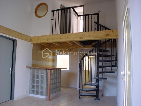 INVESTISSEMENT - Opportunité d'investissement immobilier située en plein centre-ville de Lunel. Je vous propose cet immeuble en mono propriété en R+2, composé de 6 logements distincts dont un T1, trois T2 et deux T3 en duplex. 
L'ensemble, d'une surface habitable logements d'environ 308m2 (surface totale de plancher environ 343m2) est vendu clé en main, permettant une prise en main immédiate du bien.
Tous les lots sont actuellement loués et génèrent un revenu locatif annuel d'environ 39 000 euros.
Quelques rafraichissements à prévoir dans certains appartements.
Dossier détaillé sur demande.
L'immeuble se trouve à quelques minutes à pied de la place de la Mairie et à proximité de toutes les commodités et commerces. 
10mn à pied de la gare de Lunel qui relie Montpellier en 15mn.
Un emplacement prémium au calme.