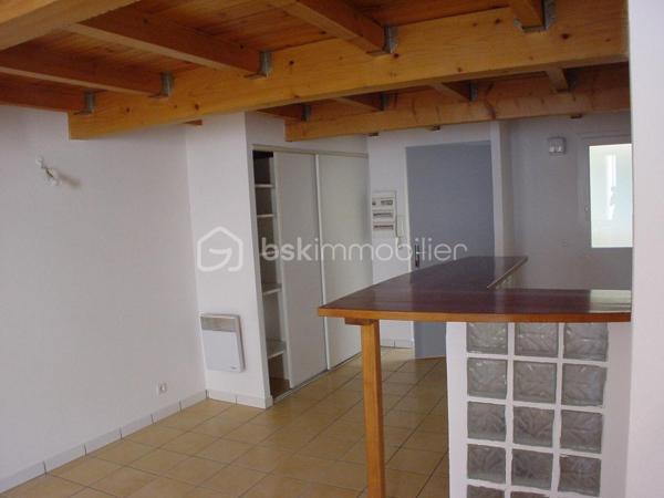 INVESTISSEMENT - Opportunité d'investissement immobilier située en plein centre-ville de Lunel. Je vous propose cet immeuble en mono propriété en R+2, composé de 6 logements distincts dont un T1, trois T2 et deux T3 en duplex. 
L'ensemble, d'une surface habitable logements d'environ 308m2 (surface totale de plancher environ 343m2) est vendu clé en main, permettant une prise en main immédiate du bien.
Tous les lots sont actuellement loués et génèrent un revenu locatif annuel d'environ 39 000 euros.
Quelques rafraichissements à prévoir dans certains appartements.
Dossier détaillé sur demande.
L'immeuble se trouve à quelques minutes à pied de la place de la Mairie et à proximité de toutes les commodités et commerces. 
10mn à pied de la gare de Lunel qui relie Montpellier en 15mn.
Un emplacement prémium au calme.