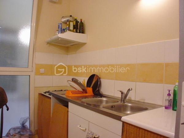 INVESTISSEMENT - Opportunité d'investissement immobilier située en plein centre-ville de Lunel. Je vous propose cet immeuble en mono propriété en R+2, composé de 6 logements distincts dont un T1, trois T2 et deux T3 en duplex. 
L'ensemble, d'une surface habitable logements d'environ 308m2 (surface totale de plancher environ 343m2) est vendu clé en main, permettant une prise en main immédiate du bien.
Tous les lots sont actuellement loués et génèrent un revenu locatif annuel d'environ 39 000 euros.
Quelques rafraichissements à prévoir dans certains appartements.
Dossier détaillé sur demande.
L'immeuble se trouve à quelques minutes à pied de la place de la Mairie et à proximité de toutes les commodités et commerces. 
10mn à pied de la gare de Lunel qui relie Montpellier en 15mn.
Un emplacement prémium au calme.