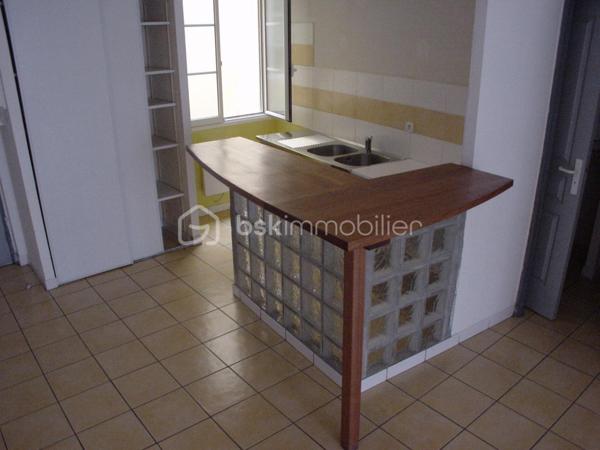 INVESTISSEMENT - Opportunité d'investissement immobilier située en plein centre-ville de Lunel. Je vous propose cet immeuble en mono propriété en R+2, composé de 6 logements distincts dont un T1, trois T2 et deux T3 en duplex. 
L'ensemble, d'une surface habitable logements d'environ 308m2 (surface totale de plancher environ 343m2) est vendu clé en main, permettant une prise en main immédiate du bien.
Tous les lots sont actuellement loués et génèrent un revenu locatif annuel d'environ 39 000 euros.
Quelques rafraichissements à prévoir dans certains appartements.
Dossier détaillé sur demande.
L'immeuble se trouve à quelques minutes à pied de la place de la Mairie et à proximité de toutes les commodités et commerces. 
10mn à pied de la gare de Lunel qui relie Montpellier en 15mn.
Un emplacement prémium au calme.