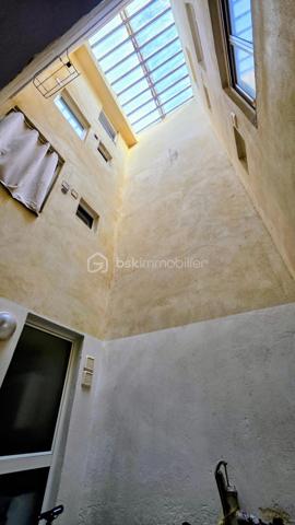 INVESTISSEMENT - Opportunité d'investissement immobilier située en plein centre-ville de Lunel. Je vous propose cet immeuble en mono propriété en R+2, composé de 6 logements distincts dont un T1, trois T2 et deux T3 en duplex. 
L'ensemble, d'une surface habitable logements d'environ 308m2 (surface totale de plancher environ 343m2) est vendu clé en main, permettant une prise en main immédiate du bien.
Tous les lots sont actuellement loués et génèrent un revenu locatif annuel d'environ 39 000 euros.
Quelques rafraichissements à prévoir dans certains appartements.
Dossier détaillé sur demande.
L'immeuble se trouve à quelques minutes à pied de la place de la Mairie et à proximité de toutes les commodités et commerces. 
10mn à pied de la gare de Lunel qui relie Montpellier en 15mn.
Un emplacement prémium au calme.