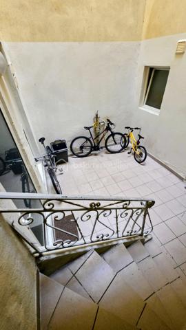 INVESTISSEMENT - Opportunité d'investissement immobilier située en plein centre-ville de Lunel. Je vous propose cet immeuble en mono propriété en R+2, composé de 6 logements distincts dont un T1, trois T2 et deux T3 en duplex. 
L'ensemble, d'une surface habitable logements d'environ 308m2 (surface totale de plancher environ 343m2) est vendu clé en main, permettant une prise en main immédiate du bien.
Tous les lots sont actuellement loués et génèrent un revenu locatif annuel d'environ 39 000 euros.
Quelques rafraichissements à prévoir dans certains appartements.
Dossier détaillé sur demande.
L'immeuble se trouve à quelques minutes à pied de la place de la Mairie et à proximité de toutes les commodités et commerces. 
10mn à pied de la gare de Lunel qui relie Montpellier en 15mn.
Un emplacement prémium au calme.
