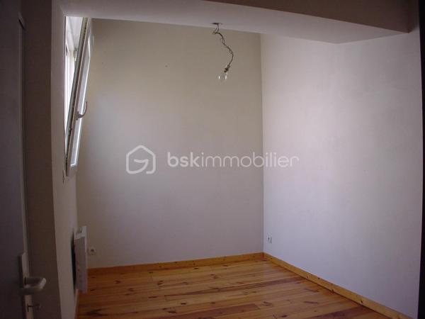 INVESTISSEMENT - Opportunité d'investissement immobilier située en plein centre-ville de Lunel. Je vous propose cet immeuble en mono propriété en R+2, composé de 6 logements distincts dont un T1, trois T2 et deux T3 en duplex. 
L'ensemble, d'une surface habitable logements d'environ 308m2 (surface totale de plancher environ 343m2) est vendu clé en main, permettant une prise en main immédiate du bien.
Tous les lots sont actuellement loués et génèrent un revenu locatif annuel d'environ 39 000 euros.
Quelques rafraichissements à prévoir dans certains appartements.
Dossier détaillé sur demande.
L'immeuble se trouve à quelques minutes à pied de la place de la Mairie et à proximité de toutes les commodités et commerces. 
10mn à pied de la gare de Lunel qui relie Montpellier en 15mn.
Un emplacement prémium au calme.