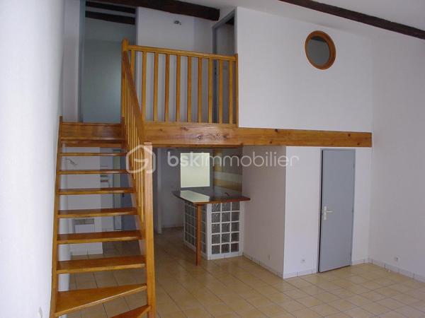 INVESTISSEMENT - Opportunité d'investissement immobilier située en plein centre-ville de Lunel. Je vous propose cet immeuble en mono propriété en R+2, composé de 6 logements distincts dont un T1, trois T2 et deux T3 en duplex. 
L'ensemble, d'une surface habitable logements d'environ 308m2 (surface totale de plancher environ 343m2) est vendu clé en main, permettant une prise en main immédiate du bien.
Tous les lots sont actuellement loués et génèrent un revenu locatif annuel d'environ 39 000 euros.
Quelques rafraichissements à prévoir dans certains appartements.
Dossier détaillé sur demande.
L'immeuble se trouve à quelques minutes à pied de la place de la Mairie et à proximité de toutes les commodités et commerces. 
10mn à pied de la gare de Lunel qui relie Montpellier en 15mn.
Un emplacement prémium au calme.