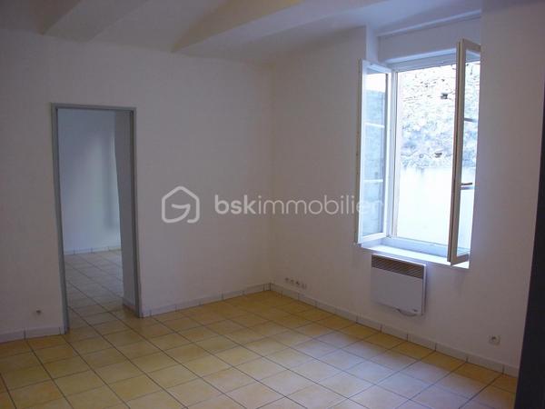 INVESTISSEMENT - Opportunité d'investissement immobilier située en plein centre-ville de Lunel. Je vous propose cet immeuble en mono propriété en R+2, composé de 6 logements distincts dont un T1, trois T2 et deux T3 en duplex. 
L'ensemble, d'une surface habitable logements d'environ 308m2 (surface totale de plancher environ 343m2) est vendu clé en main, permettant une prise en main immédiate du bien.
Tous les lots sont actuellement loués et génèrent un revenu locatif annuel d'environ 39 000 euros.
Quelques rafraichissements à prévoir dans certains appartements.
Dossier détaillé sur demande.
L'immeuble se trouve à quelques minutes à pied de la place de la Mairie et à proximité de toutes les commodités et commerces. 
10mn à pied de la gare de Lunel qui relie Montpellier en 15mn.
Un emplacement prémium au calme.